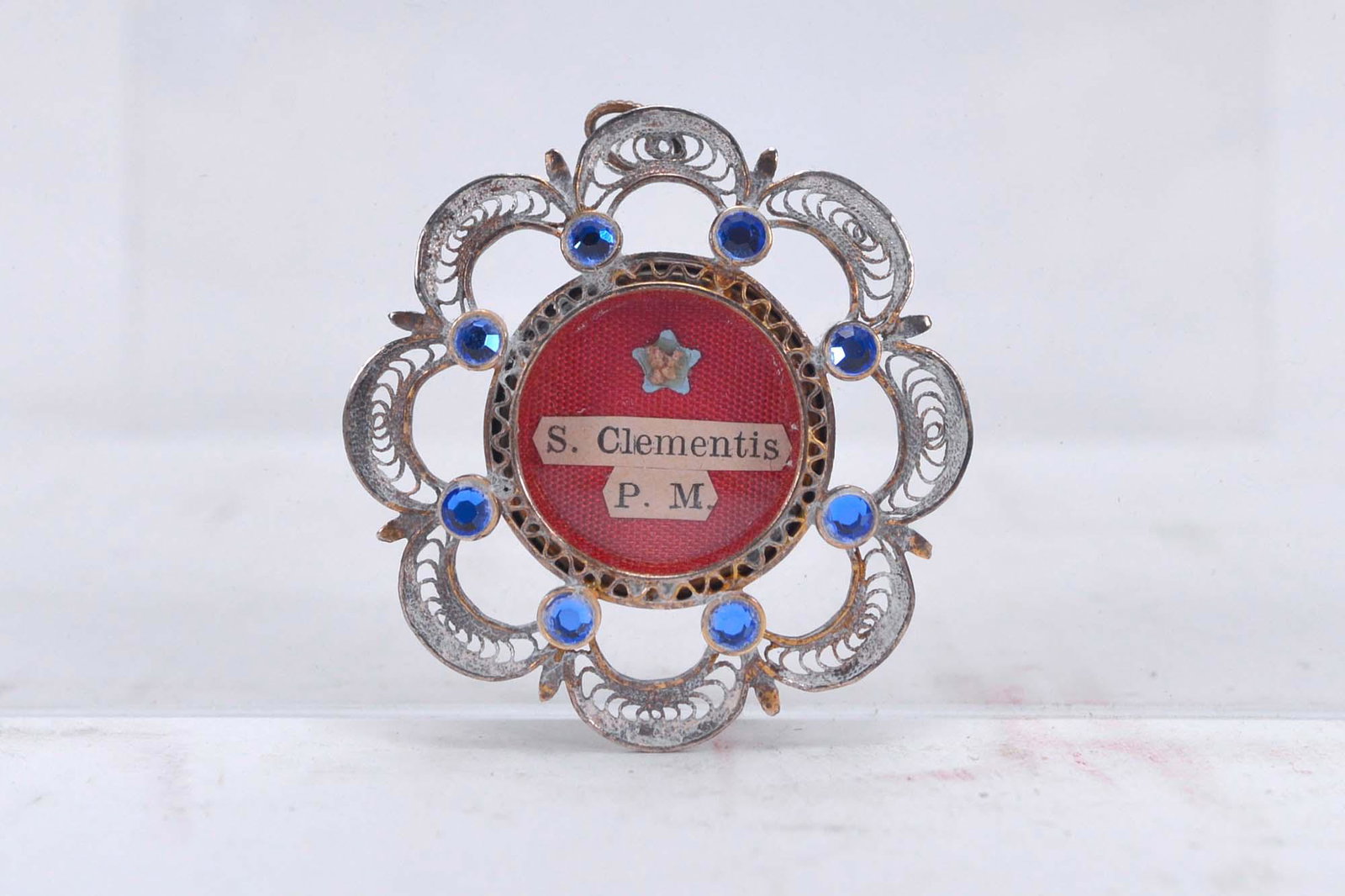 Relic of pope Saint Clement - Ier siècle: Relic of pope Saint Clement (Ier siècle ) Description: Reliquary made of silver, marked 800, seal intact on the back and certificate of authenticity Dimension (PO): Diamètre 1 1/2" Dimension