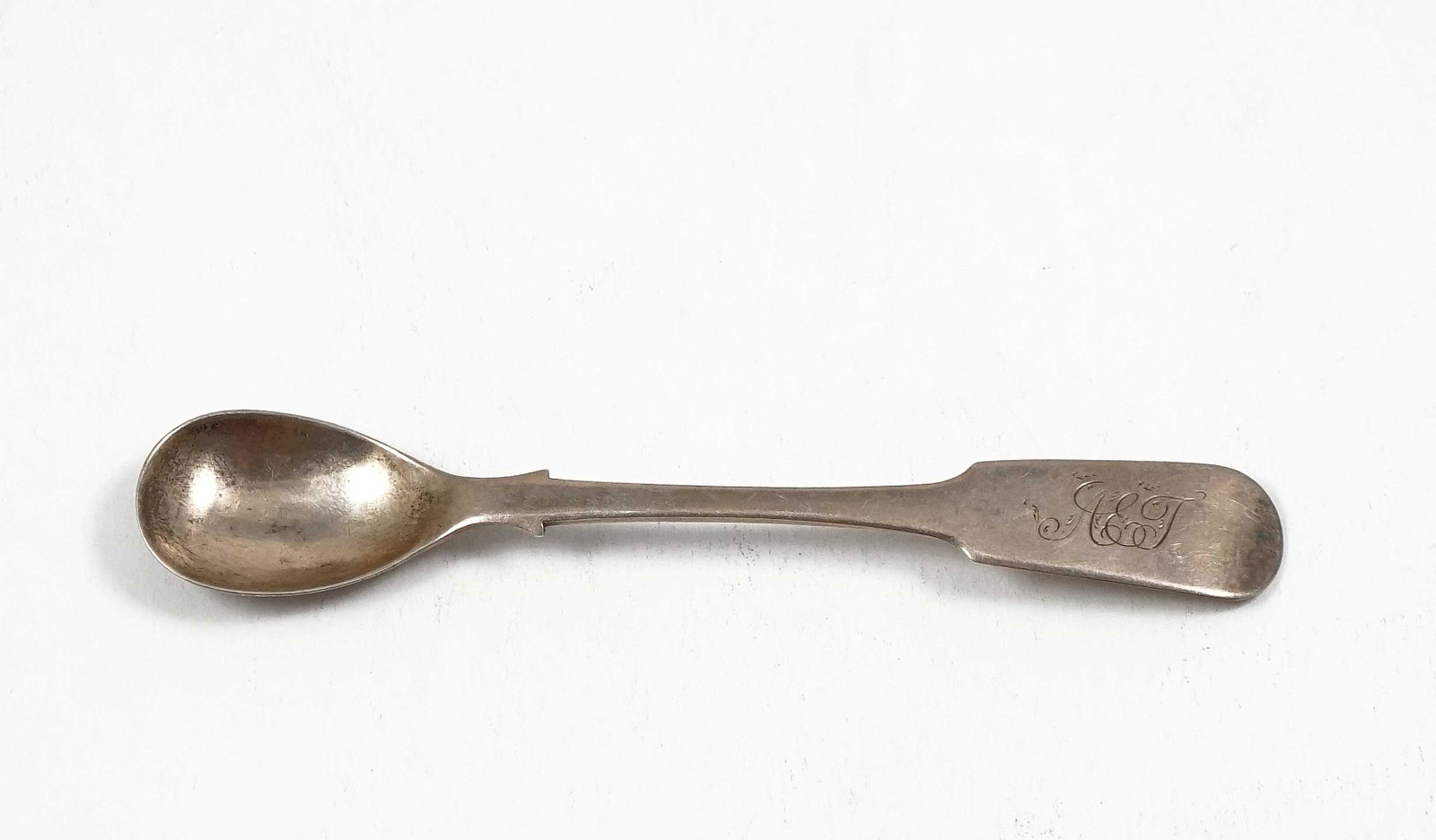 CDN. Venning, J.H.1858- 1877 A 5-1/4 Inch Mustard Spoon: CDN. Venning, J.H.1858- 1877 A 5-1/4 Inch Mustard Spoon Very Fine Description: 13.9 gms. Fiddle back with vertical initials "AET" Condition report: Upon request, We will gladly answer all your inquiri