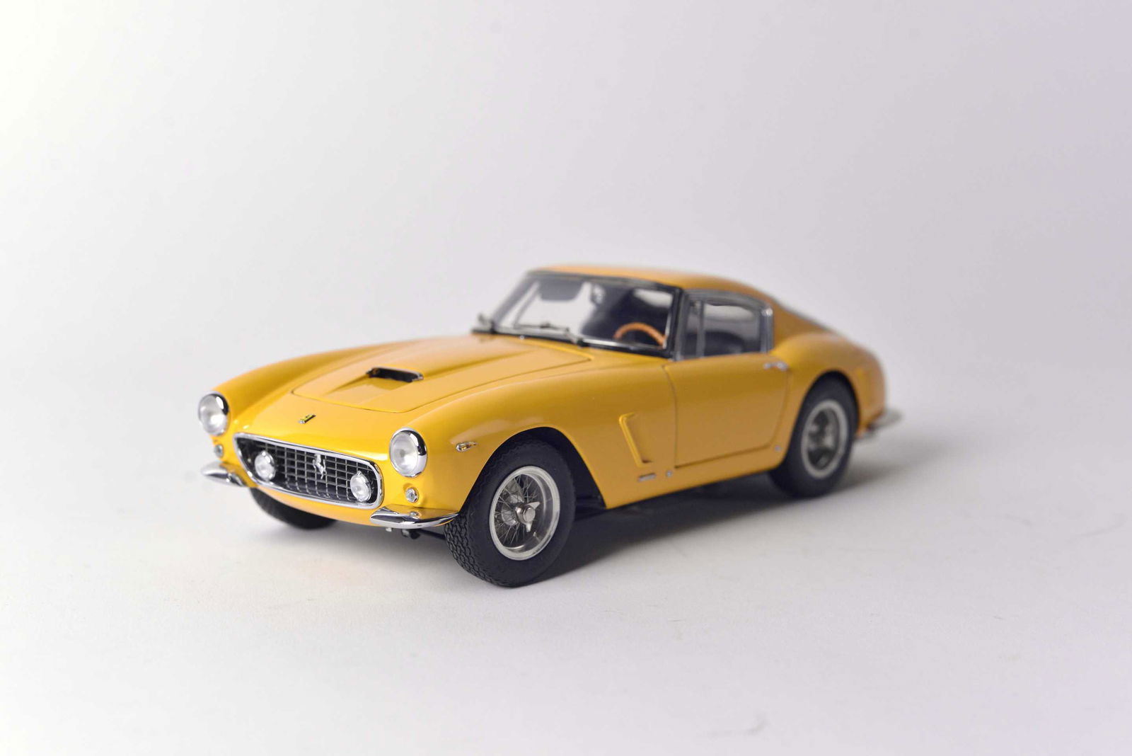 CMC - Ferrari 250 GT Passo Corto SWB 1961 (yellow), diecast metal car 1:18 model - c.1990-2000 (1 of 5)
