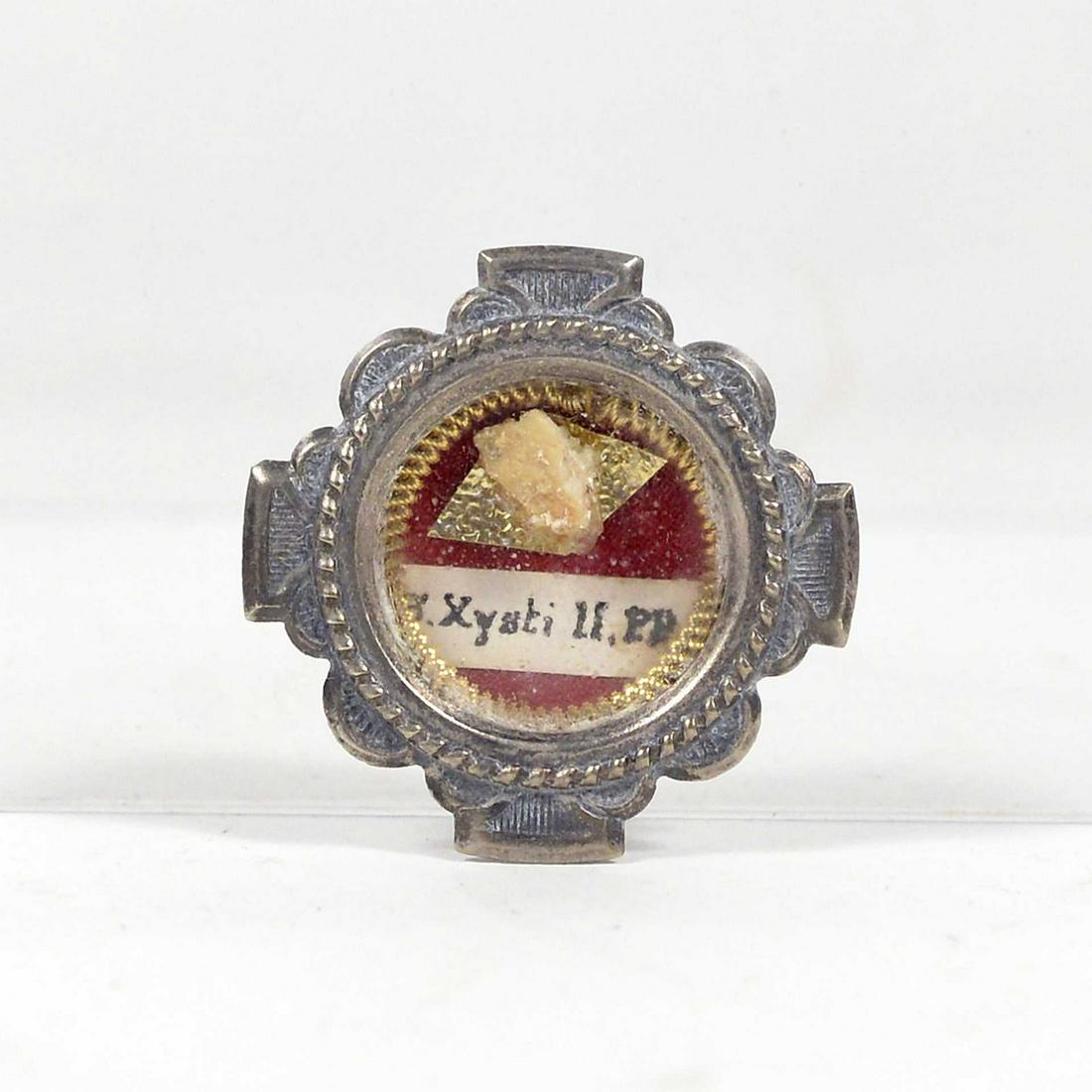 Relic of Saint Sixtus II with certificate: Relic of Saint Sixtus II with certificate Description: Saint Sixtus II (?-258), pope. Metal reliquary, seal intact on the back and certificate of authenticity Dimension (PO): Diamètre 1 1/8" Di