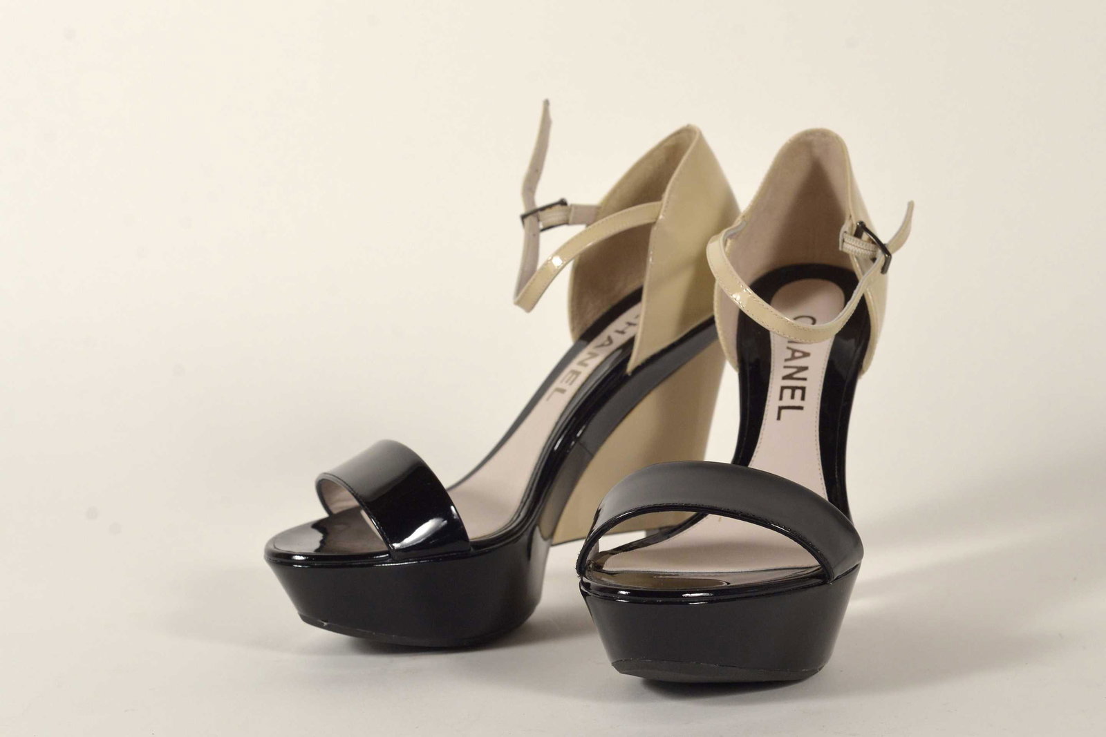 Chanel - Black and beiges pumps (1 of 8)