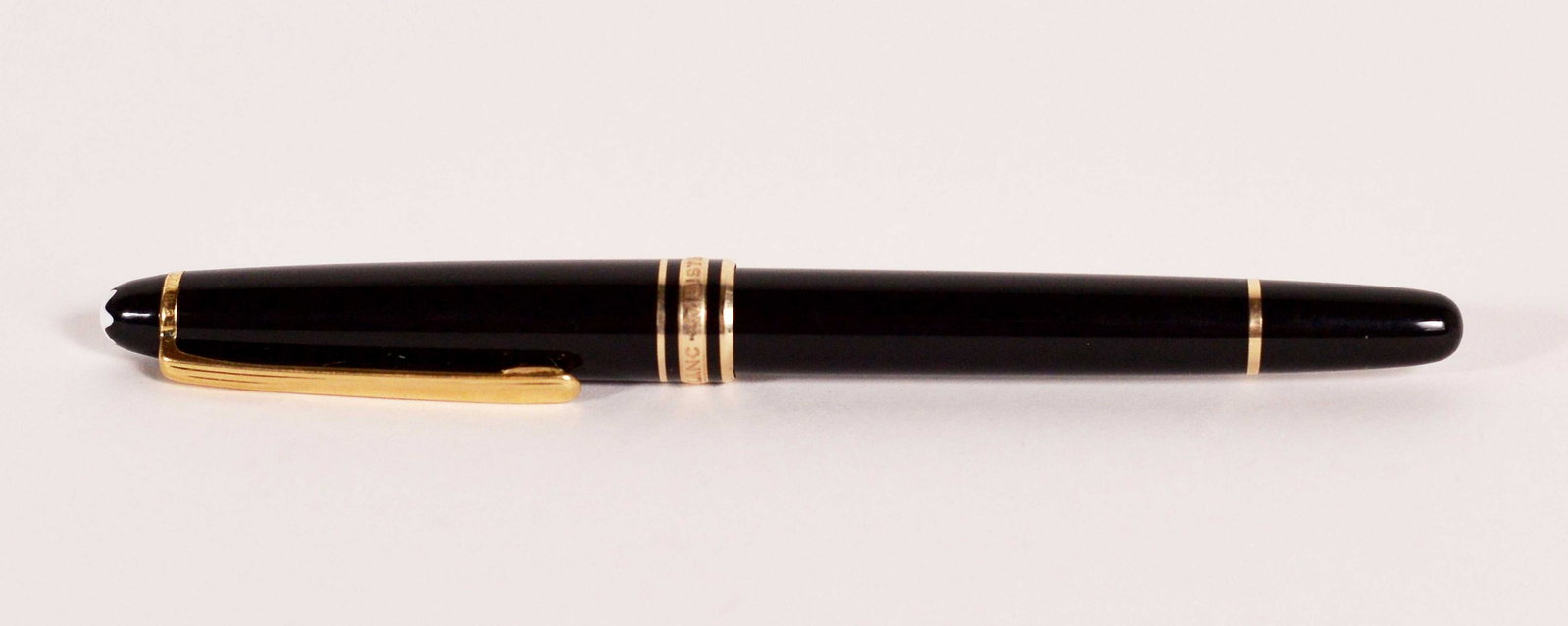 Montblanc - Meisterstück black and gold fountain pen: Montblanc Meisterstück black and gold fountain pen Description: Montblanc Meisterstück black and gold fountain pen. Condition report: Excellent condition