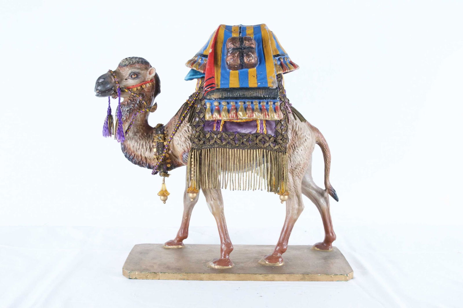 Mallet - Decorative dromedary and sewing kit - Début XXe siècle: Mallet Decorative dromedary and sewing kit (Début XXe siècle) Description: Paper mache statuette painted and decorated with fabrics and metal parts. Storage pockets and sewing tools in i