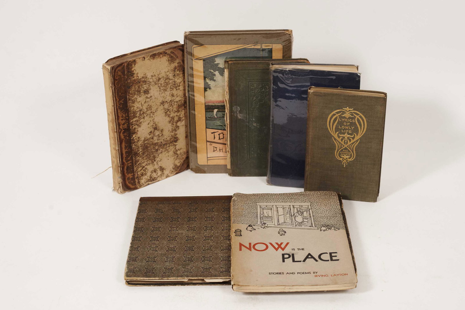 Lot of 7 poetry books - 1806-1948: Lot of 7 poetry books (1806-1948) Description: Dunbar, Paul Laurence, Lyrics of Lowly Life, Toronto: George N. Morang, hardcover of grey cloth, 1898; Lawrence, David Herbert, Amores. Poems by D. H. La