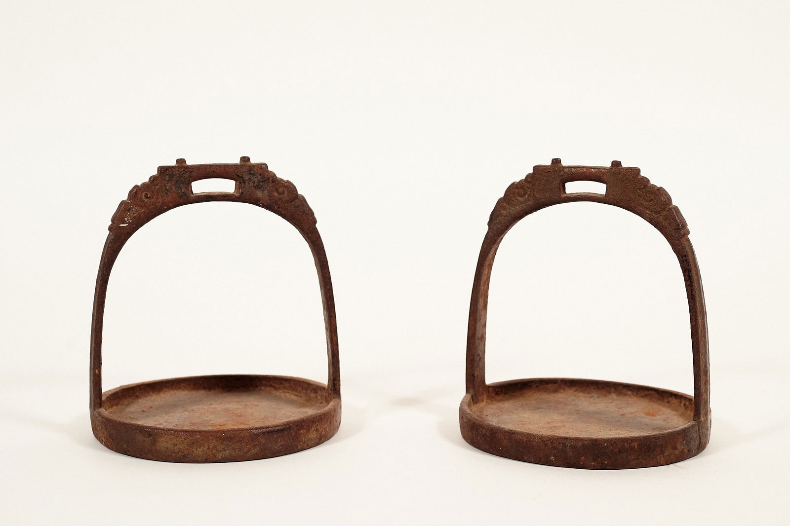 Pair antique stirrups: Pair antique stirrups Description: Made of cast iron, no marks Dimension (PO): 6 1/2" x 5 3/4" x 5 3/4" Dimension (CM): 16.6 x 14.6 x 14.6 cm Condition report: Upon request, We will