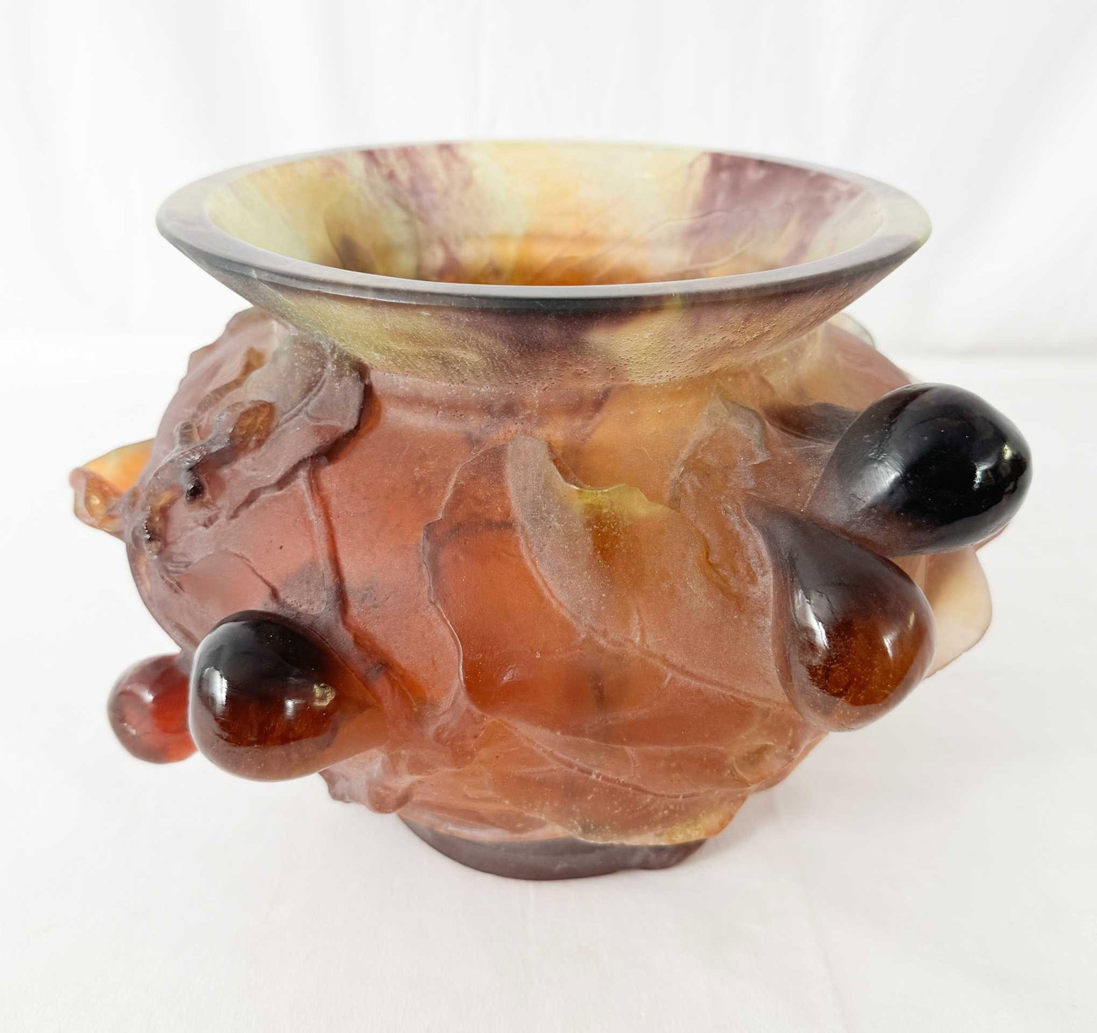 Daum France - Glass vase representing a country decor with lizards: Daum France Glass vase representing a country decor with lizards Description: Signed "Daum France" under the base. Dimension (PO): 20 x 27 Condition report: 8 x 11