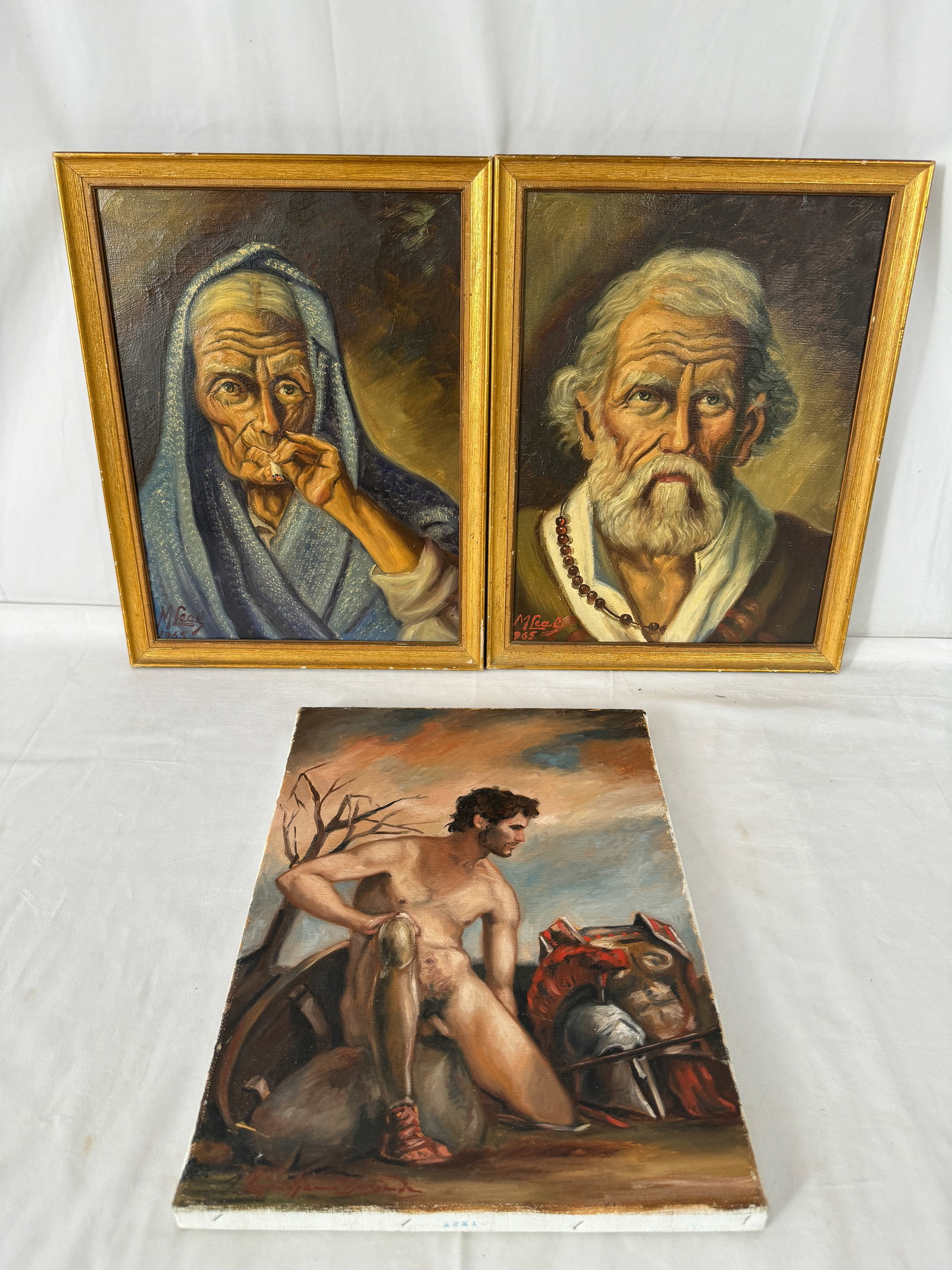Divers - 3 paintings: Divers 3 peintures Lot de 3 peintures comprenant : - 2 huiles sur toile par M. Leal (1965) - Une huile sur toile représentant un gladiateur dénudé (signature illisible) Dimension: La pl