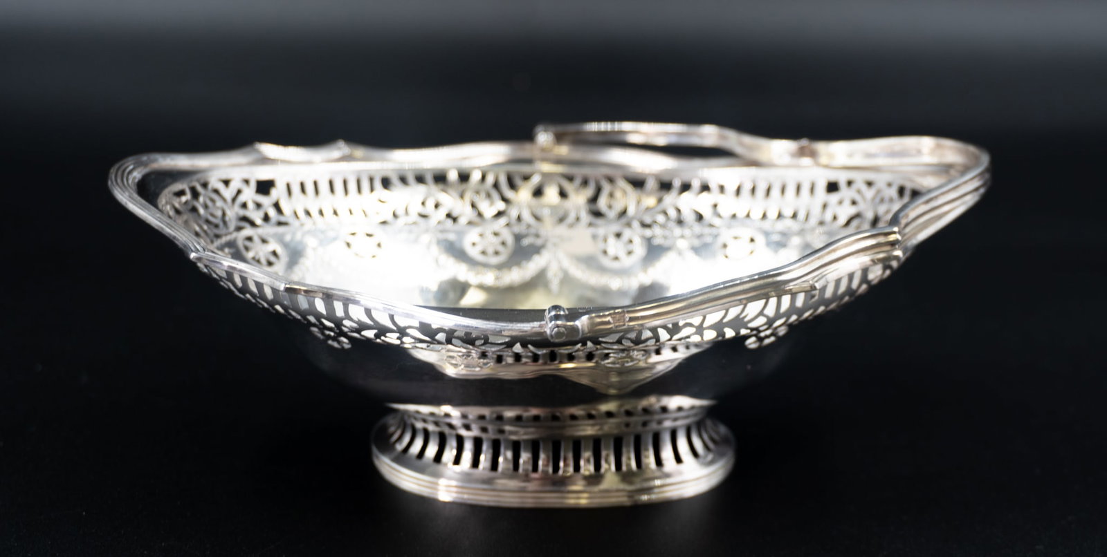 Stuart Harris, Charles - Sterling silver basket - 1912: Stuart Harris, Charles Angleterre \ England Panier en argent sterling (1912) Poinçons Charles Stuart Harris, Sterling, London, 1912, poids 147 grammes Dimension: 2 1/2" x 5" x 7 1/2" 6.3 x 12.7 x