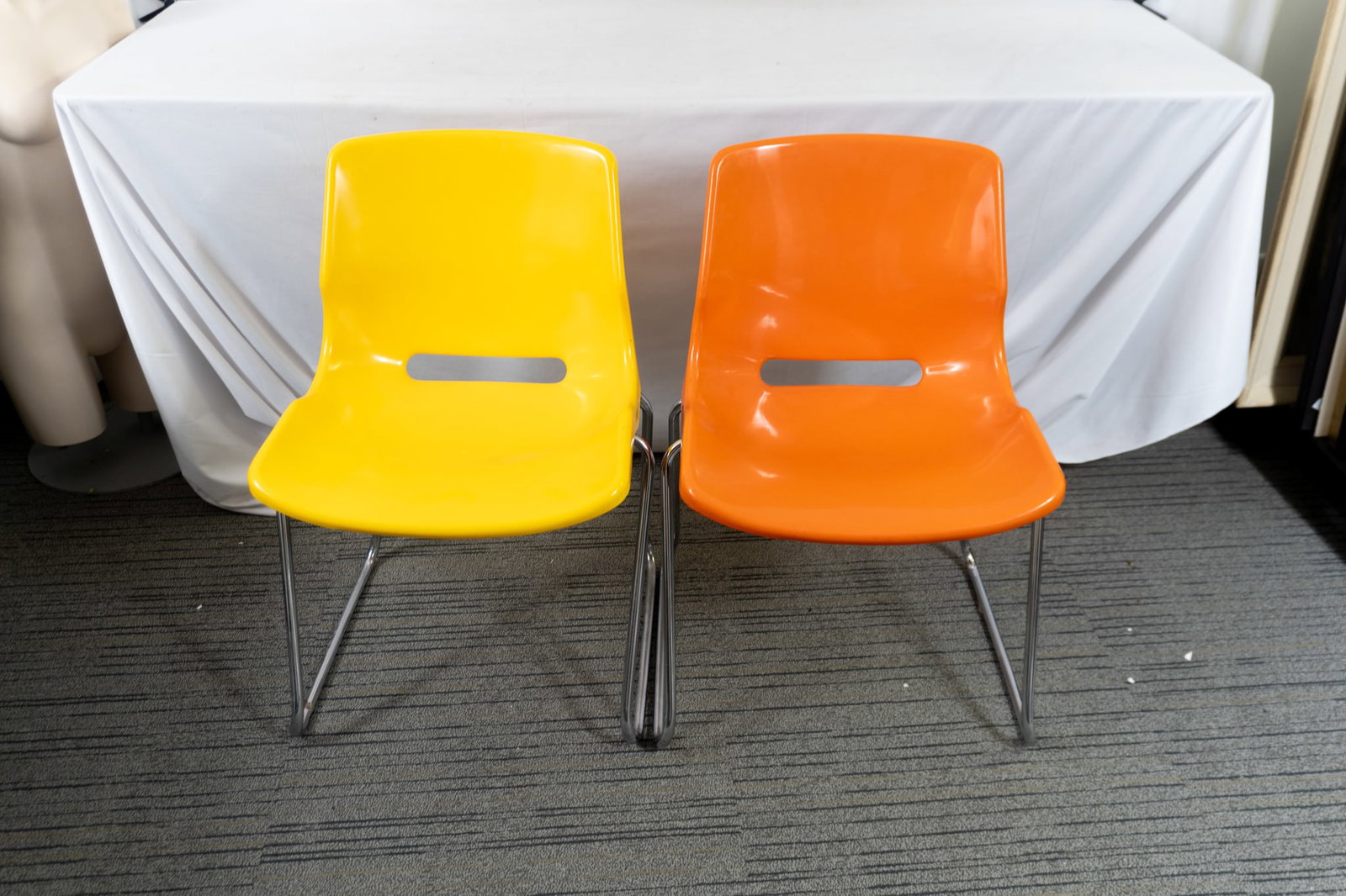 Schöblom, Svante, pour Overman - Pair of chairs - 1972: Schöblom, Svante, pour Overman (1942) Suede \ Sweden Paire de chaises (1972) Modèle Clipped chair, faites de plastique moulé et métal, sceau Overman, au dessous Rapport de conditio