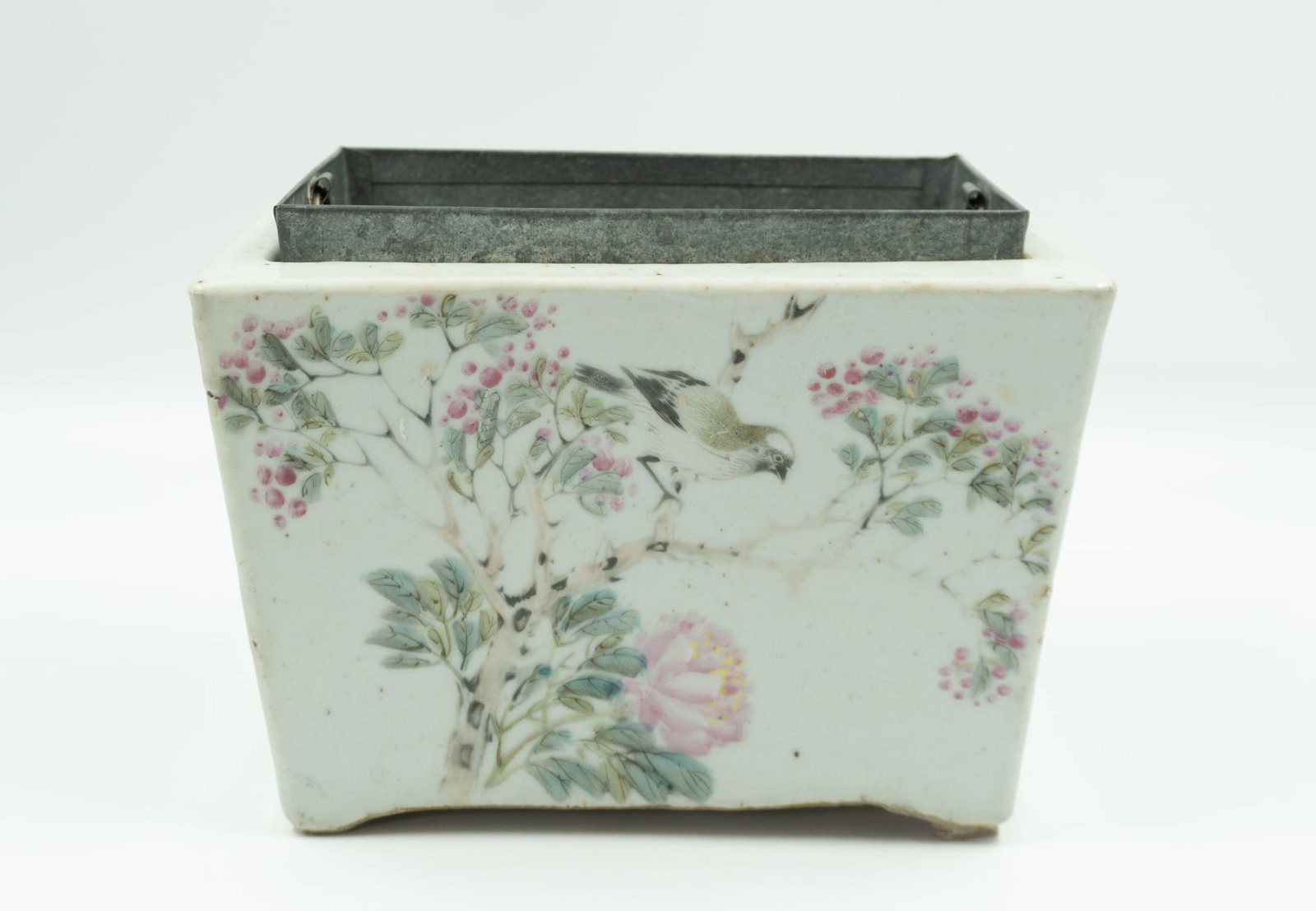 Planter: Chine \ China Jardinière Faite de porcelaine peinte avec caligraphie Dimension: 7" x 9" x 6" 17.8 x 22.9 x 15.2 cm ------------- Chine \ China Planter Made of painted porcelain Dimensio