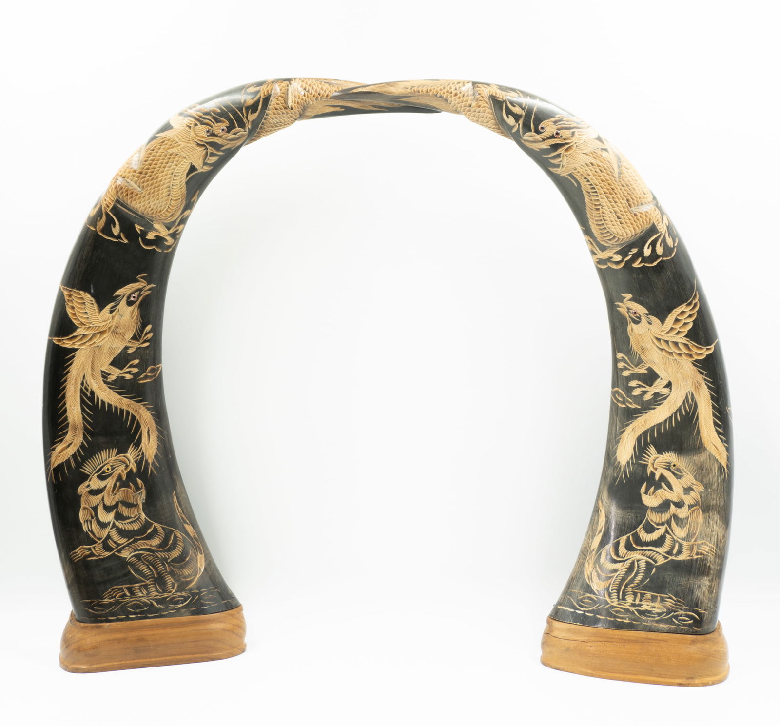 Pair of carved ox horns - XXe (1 of 9)