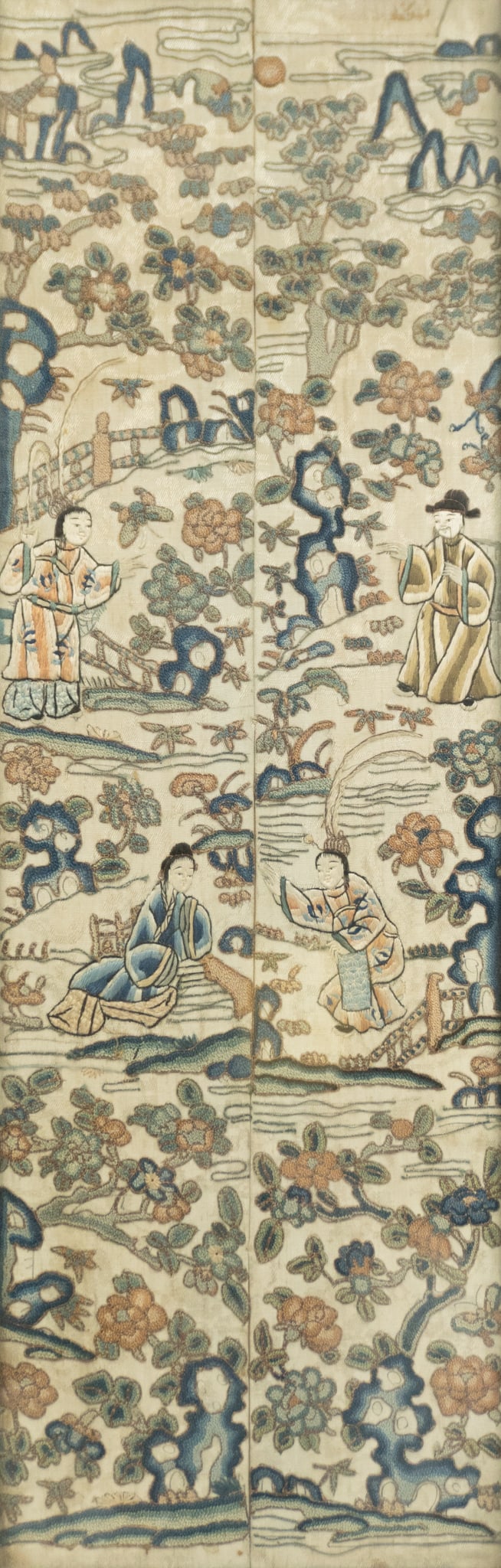 Antique embroidery: Chine / China Broderie ancienne 2 laize de soie brodées à la main rehaussées de fil doré Dimension: 21 1/2" x 6 3/4" 55 x 17 cm ------------- Chine / China Antique embroidery 2
