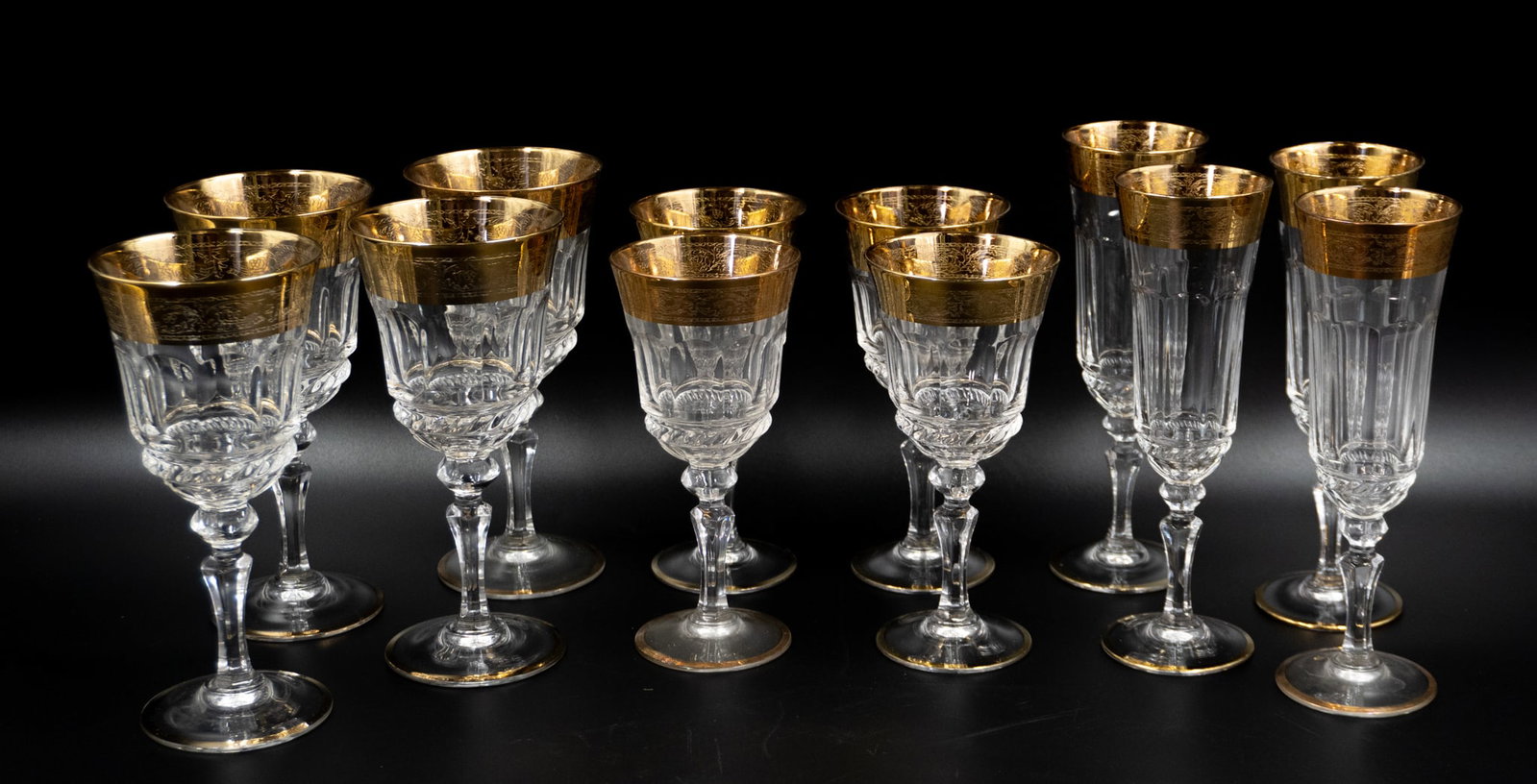 Set of wine glasses: Ensemble de verres à vin Faits de cristal à bordure dorée, 44 verres incluant 20 verres à vin rouge (7 3/4", cm), 11 verres à vin blanc (7 1/4", cm), 13 flutes ( 7 3/4", cm) -