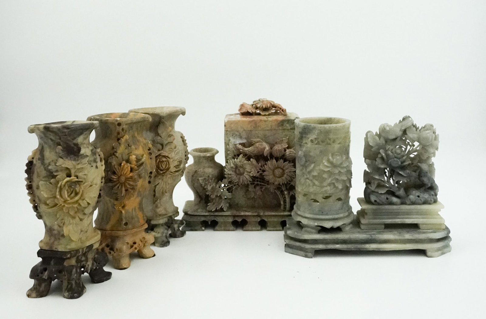 Lot of vintage soapstone sculptures: Chine \ China Lot de sculptures en pierre à savon vintage Motif de fleurs et oiseaux. Dimension: Hauteur de 5 1/2" à 6 1/2" Hauteur de 14.0 à 16.6 cm Rapport de condition: Quelques 