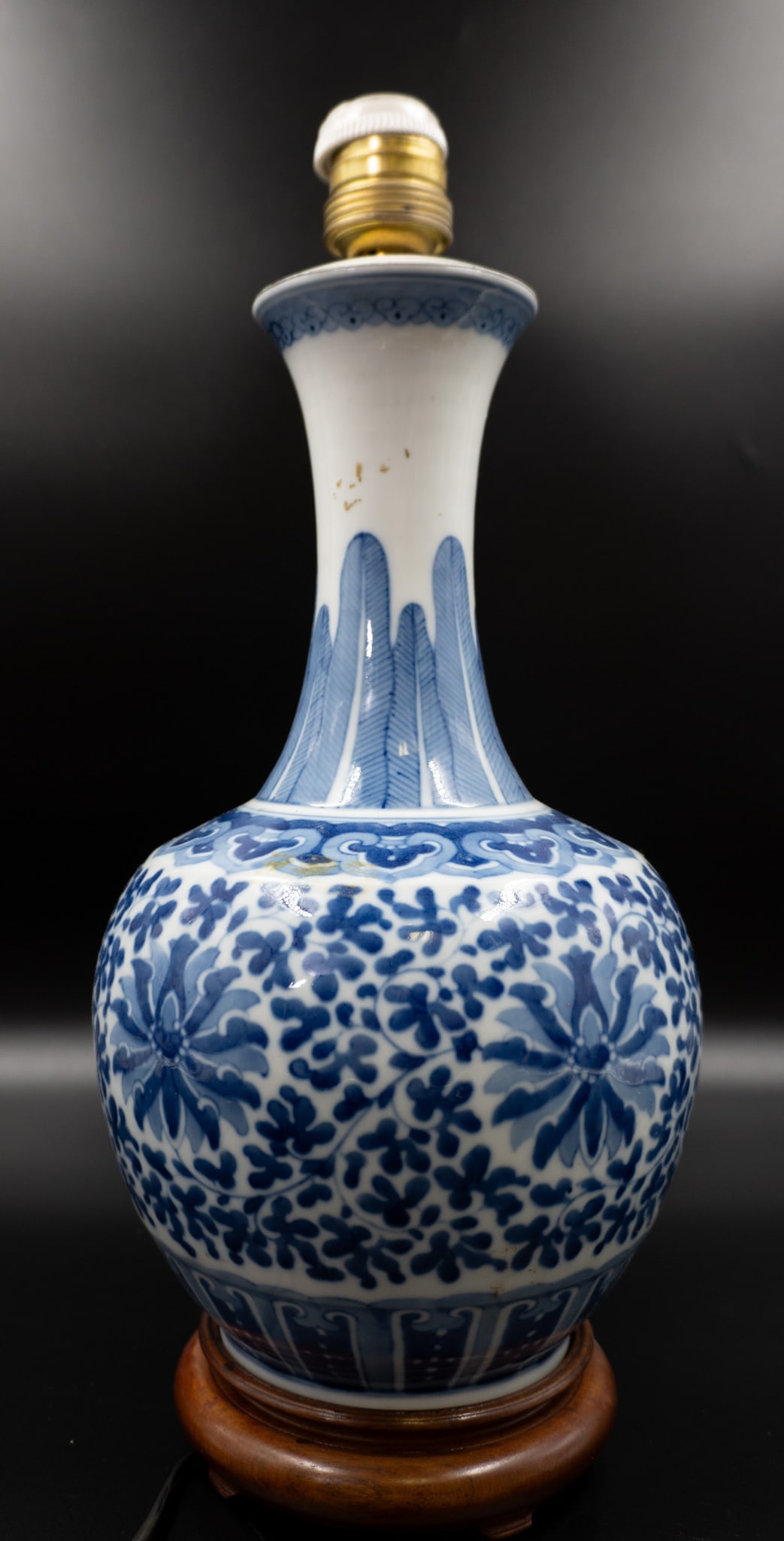 Porcelain vase lamp: Chine\ China Lampe-vase de porcelaine Vase de porcelaine blanche décoré de bleu, percé au fond et placé sur une base de bois Dimension: 15" x 6 1/4" x 6 1/4" 38.1 x 15.9 x 15.9 cm 