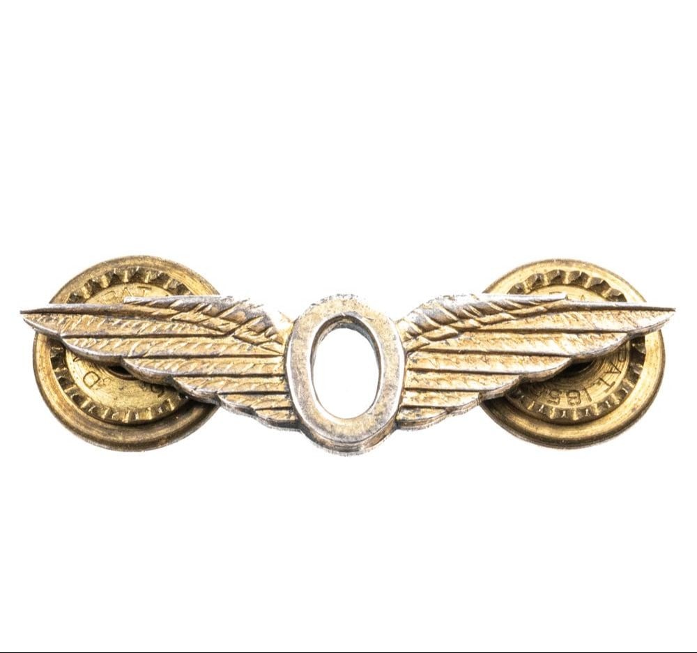 RCAF Operational Wings Badge - 2e Guerre Mondiale: Insigne de casquette, RCAF Operational Wings Badge (2e Guerre Mondiale) Marqué Stpllnstn Sterling Dimension: Largeur 1 1/2" Largeur 3.8 cm ------------- RCAF Operational Wings Badge (2e Guerre Mo