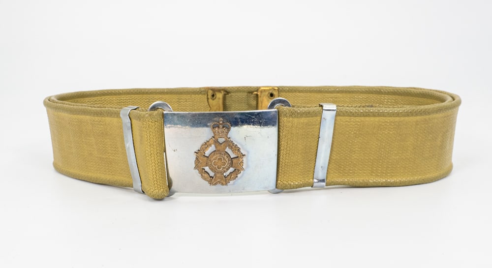 Scully, William - Canadian Chaplain Service belt - Post 1953: Scully, William Ceinturon Canadian Chaplain service (Post 1953) Boucle faite de métal avec insigne, ceinture en coton recouvert d'une pellicule de caoutchouc, boucle marquée au dos W. Scully