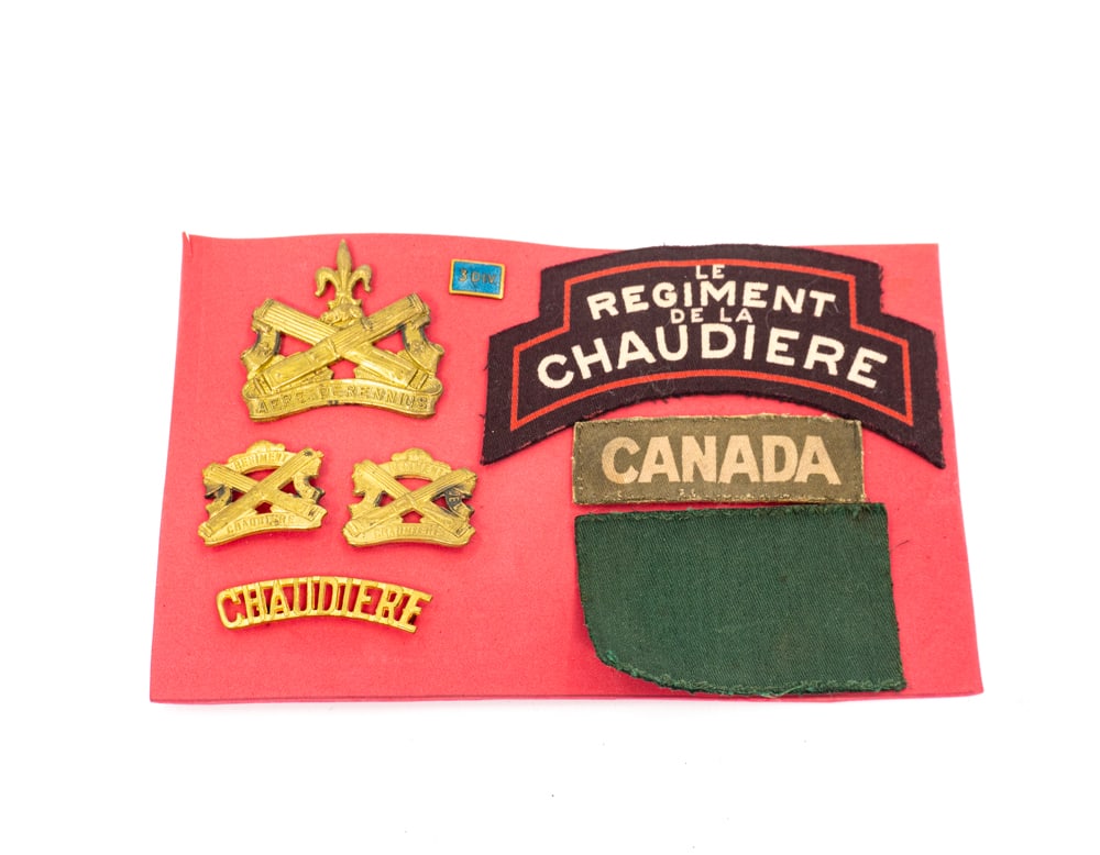 Officer set, Chaudiere Regiment, D-Day - 1944: Ensemble d'officier, Régiment de Chaudiere, Jour J (1944) Inclut une épinglette en bronze et émail guilloché de la 3e Division d'infanterie canadienne. Le Chaudière avait 
