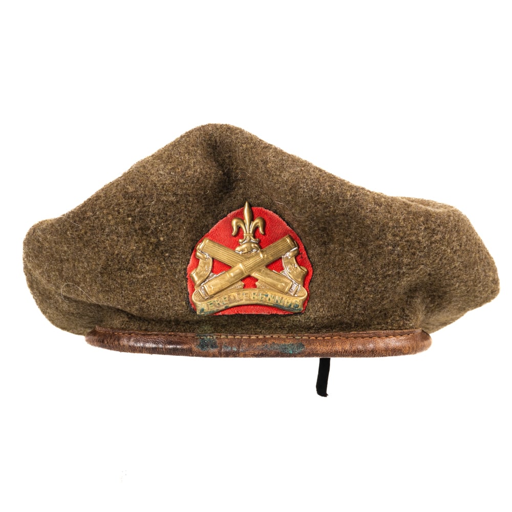 Dorothea Hats Ltd - Beret Régiment de Chaudière - 1945: Dorothea Hats Ltd Béret Régiment de Chaudière (1945) Le béret est fait de laine, avec un bandeau en cuir de couleur marron et une doublure en coton noir. Deux trous d'aération