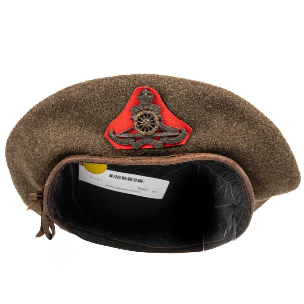 Dorothea Hats Ltd - Beret Royal Canadian Artillery Regiment - 1945: Dorothea Hats Ltd Béret Royal Canadian Artillery Regiment (1945) Le béret est fait de laine avec un bandeau en cuir de couleur marron et une doublure en coton noir. Deux trous d'aératio