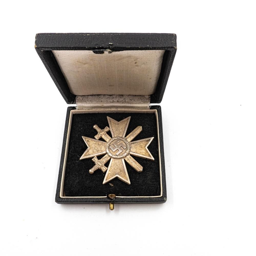 Cased War Merit Cross 1st Class - 1939-45: Allemagne \ Germany Croix du mérite de guerre de 1ère classe avec boitier (1939-45) Poinçon L15 sur l'épingle. Avertissement : Les objets liés au régime nazi ou au Troisi