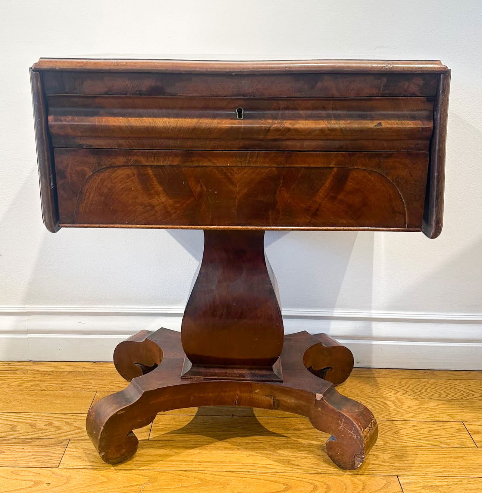 Table de travail de style Régence (1 of 4)