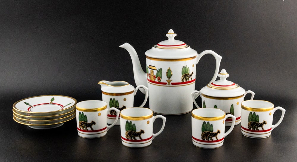 Cartier-Limoges - Service à café - 1968: Cartier-Limoges Service à café (1968) Description (FR): Porcelaine peinte avec dorures, les pièces sont marquées La maison de Louis Cartier, Cartier Limoges, Made in France, c Cartier 1968 Descrip