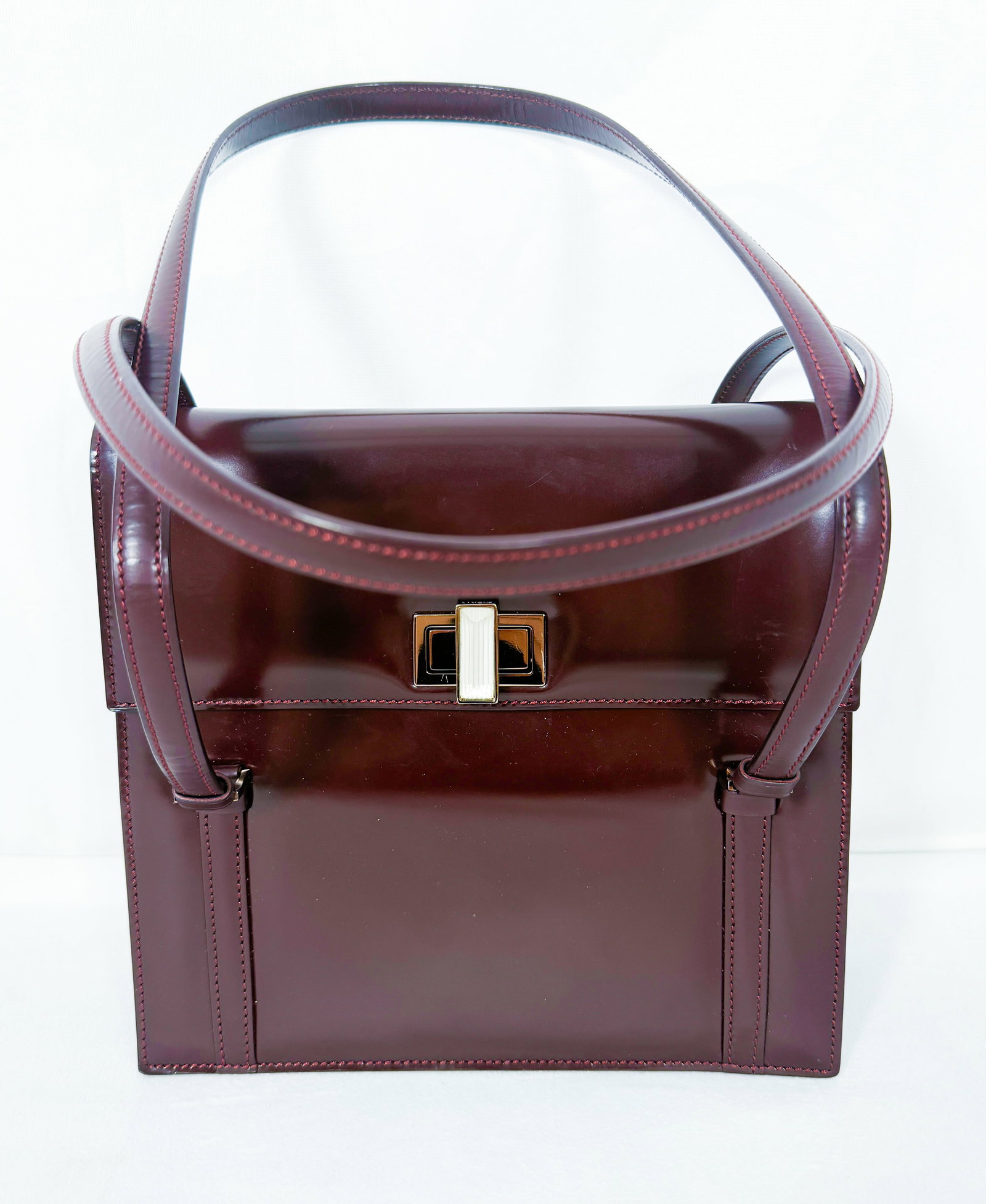 Lalique - Sac à main vintage: Lalique Sac à main vintage Description (FR): Sac à main en cuir verni bourgogne avec fermoir en verre et détails dorés, fermoir et intérieur avec estampille "Lalique" Description (EN): Burgundy p