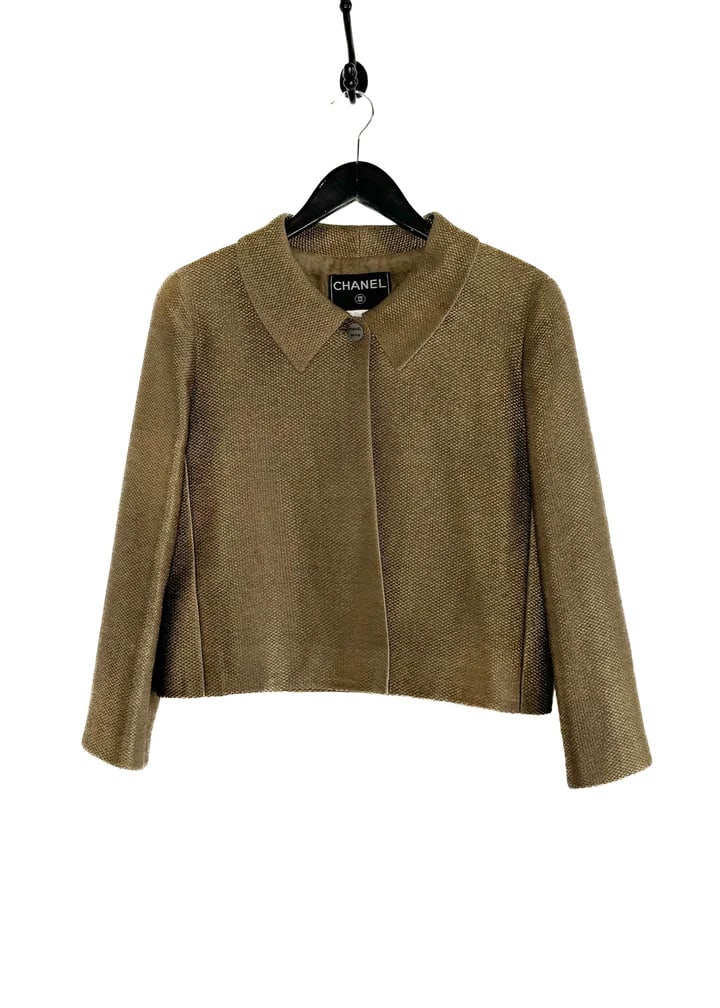 Chanel - Veston de soirée Chanel: Chanel Veston de soirée Chanel Description (FR): Veston de soirée en étain or métallisé Chanel 00C. Mélange de coton et viscose. Veste courte. Fermeture avant à un seul bouton avec logo gravé.