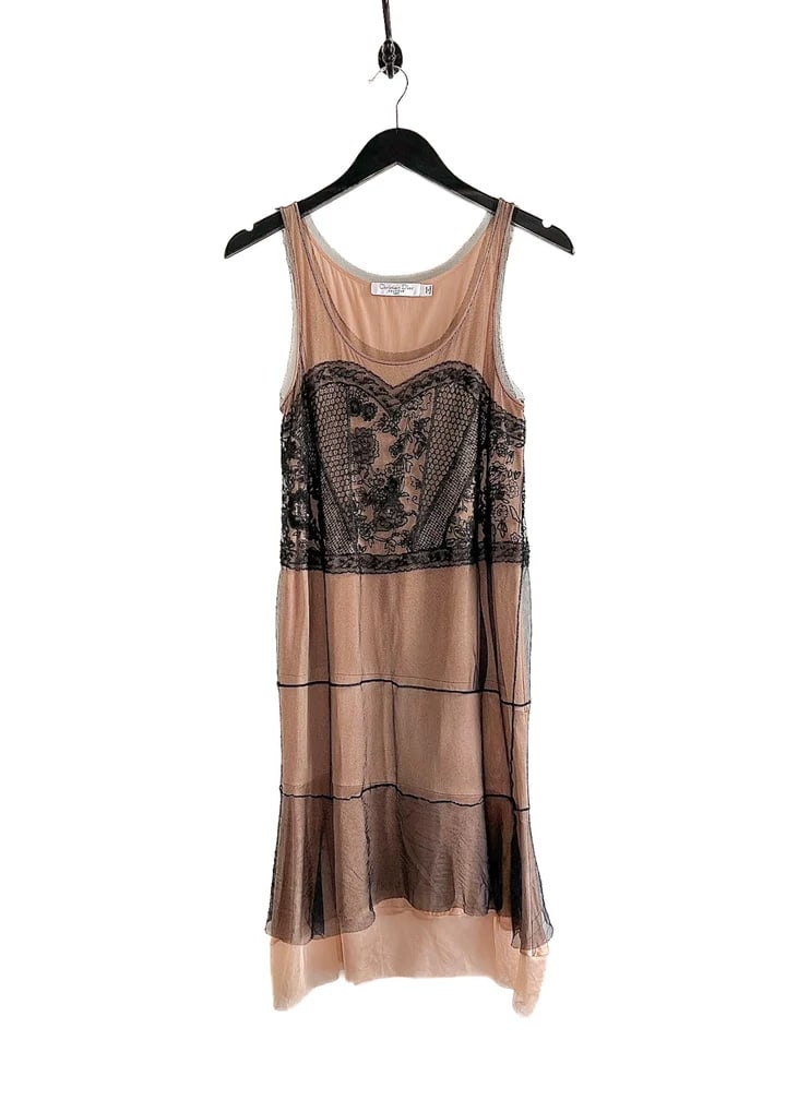 Christian Dior - Robe nude brodée en maille Christian Dior: Christian Dior Robe nude brodée en maille Christian Dior Description (FR): Robe nude brodée en maille Christian Dior SS06. De la collection printemps/été 2006. Tissu en polyester avec accent en ma
