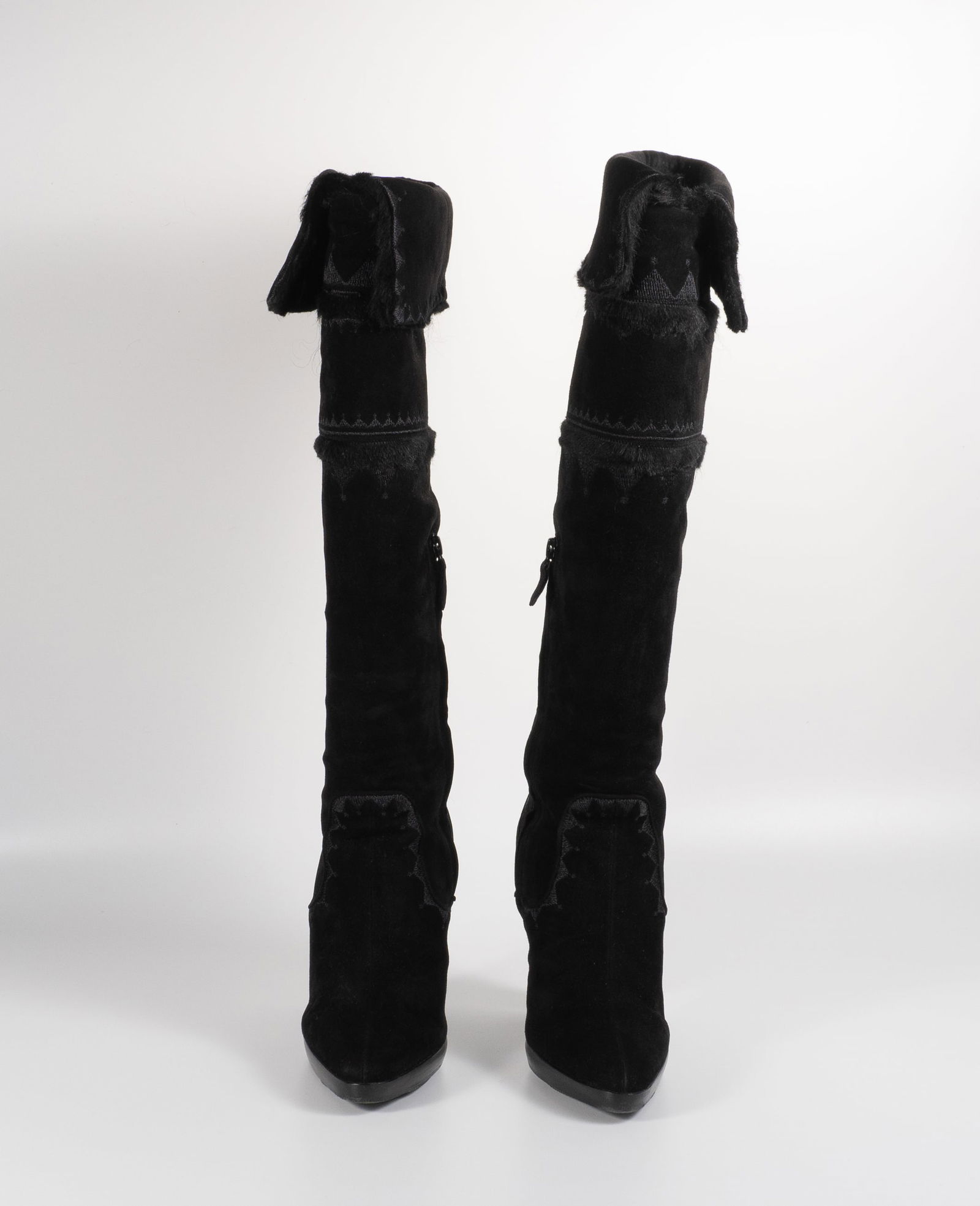 Hermes - Bottes plateformes à hauteur de genou en daim noir: Hermes Bottes plateformes à hauteur de genou en daim noir Description (FR): Bottes hauteur de genou noires, ornées de broderie en zigzag et de fourrure, avec dessus rabattable. Elles s'ouvrent avec