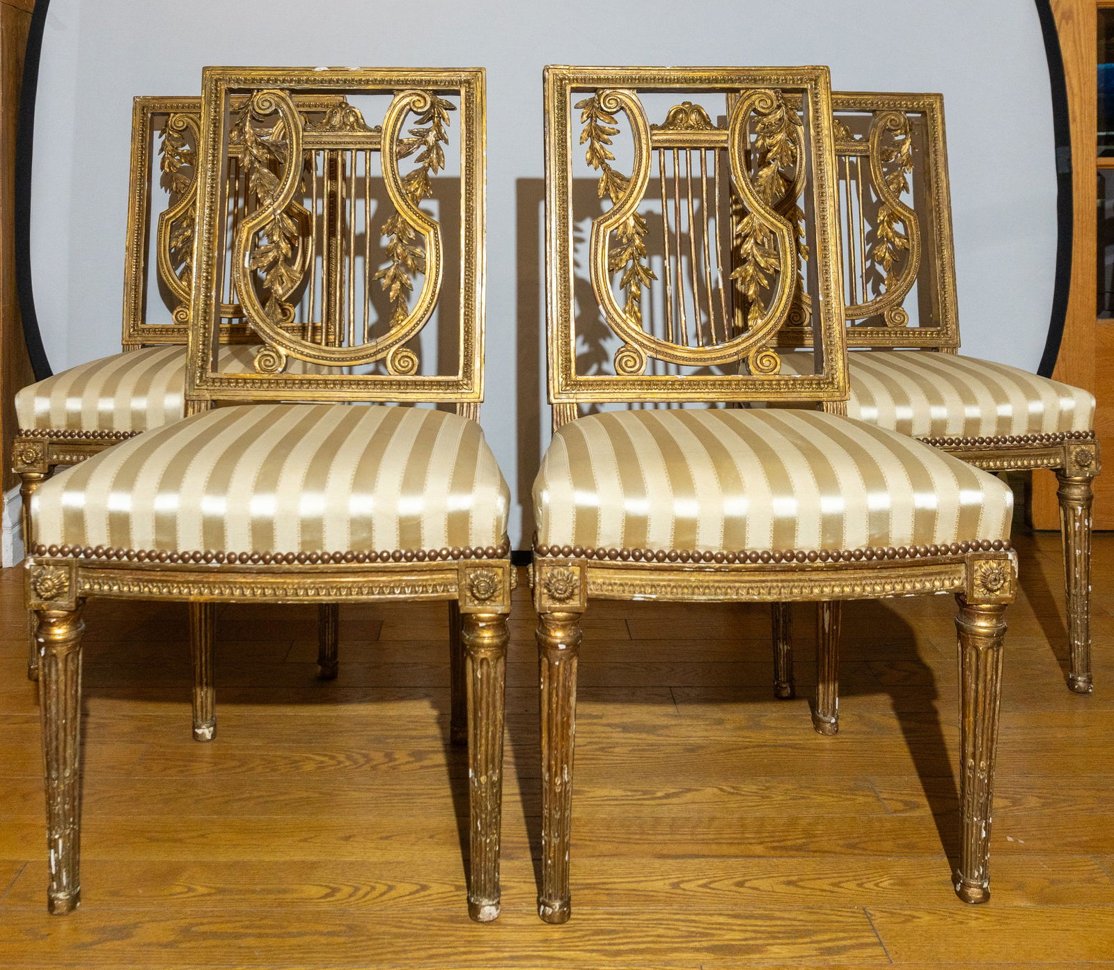 4 chaises anciennes - Fin 19e siècle: 4 chaises anciennes (Fin 19e siècle) Description (FR): Dossier en forme de lyre, faites de bois doré Description (EN): Lyre-shaped backrest, made of gilded wood Dimension (PO): 86 x 41 x 38 cm