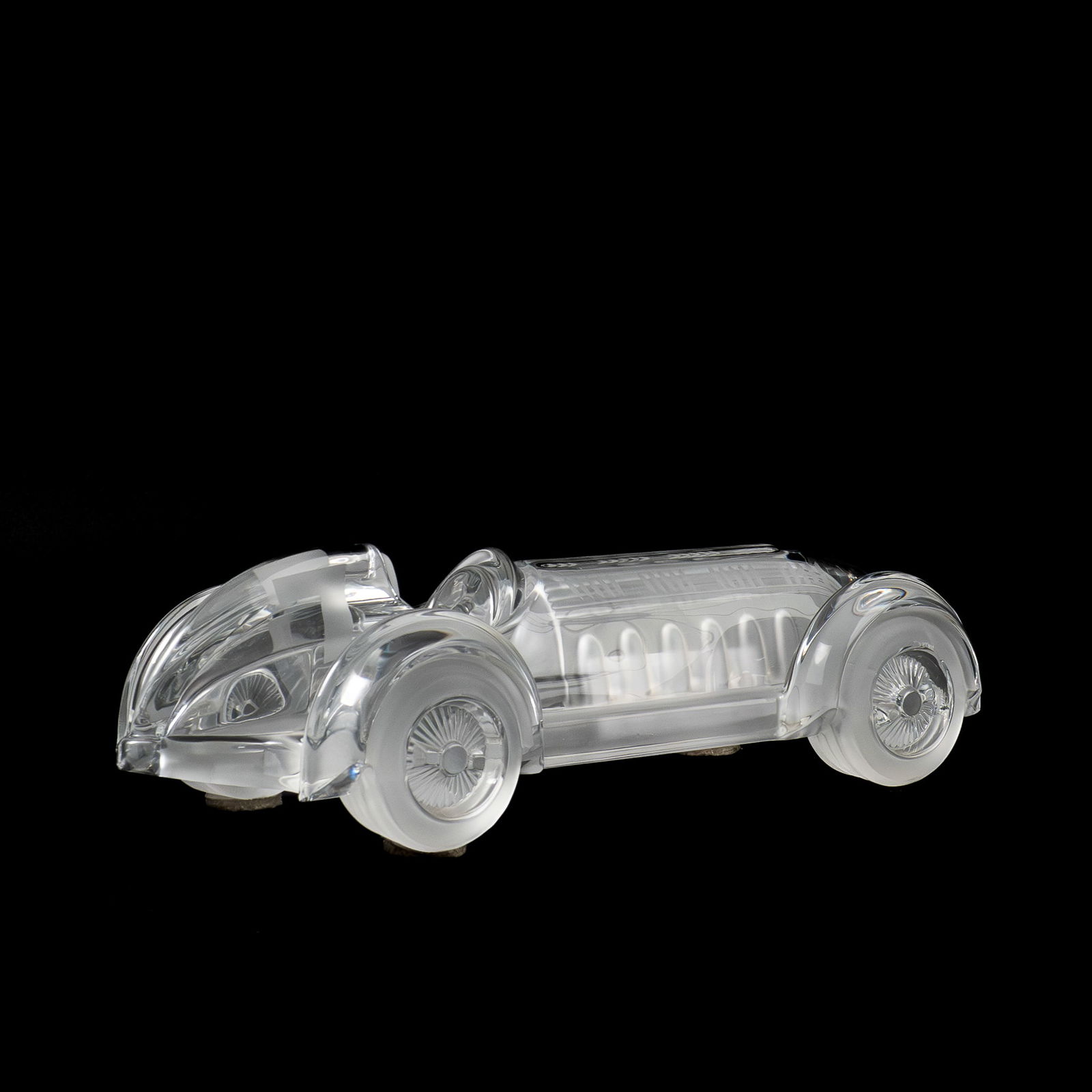 Daum - LeMans crystal monoplace racing car: Daum LeMans crystal monoplace racing car Description: Marked Daum France Dimension (PO): 4" x 15" x 6" Dimension (CM): 10,16 x 38,1 x 15,24 cm Condition report: Upon request, We