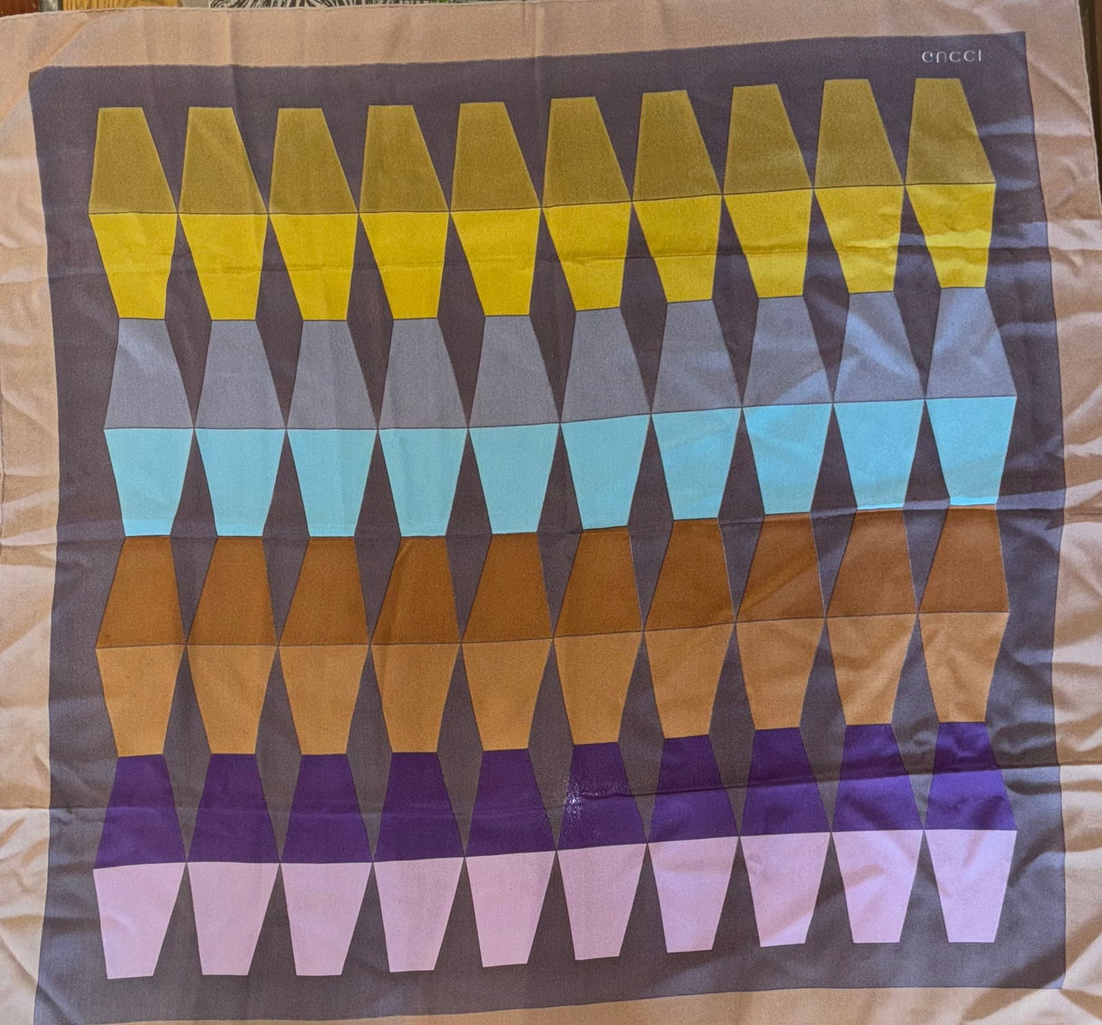 Gucci  -  Foulard Gucci en soie – motif géométrique vintage (1 of 2)