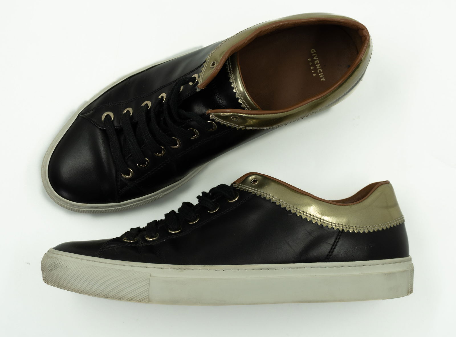 Givenchy - Baskets Givenchy: Givenchy Baskets Givenchy Description (FR): Baskets Givenchy en cuir noir. Détails métallisés dorés au col. Lacets noirs, semelle blanche. Logo estampé à l’intérieur. Dustbags inclus. Descrip