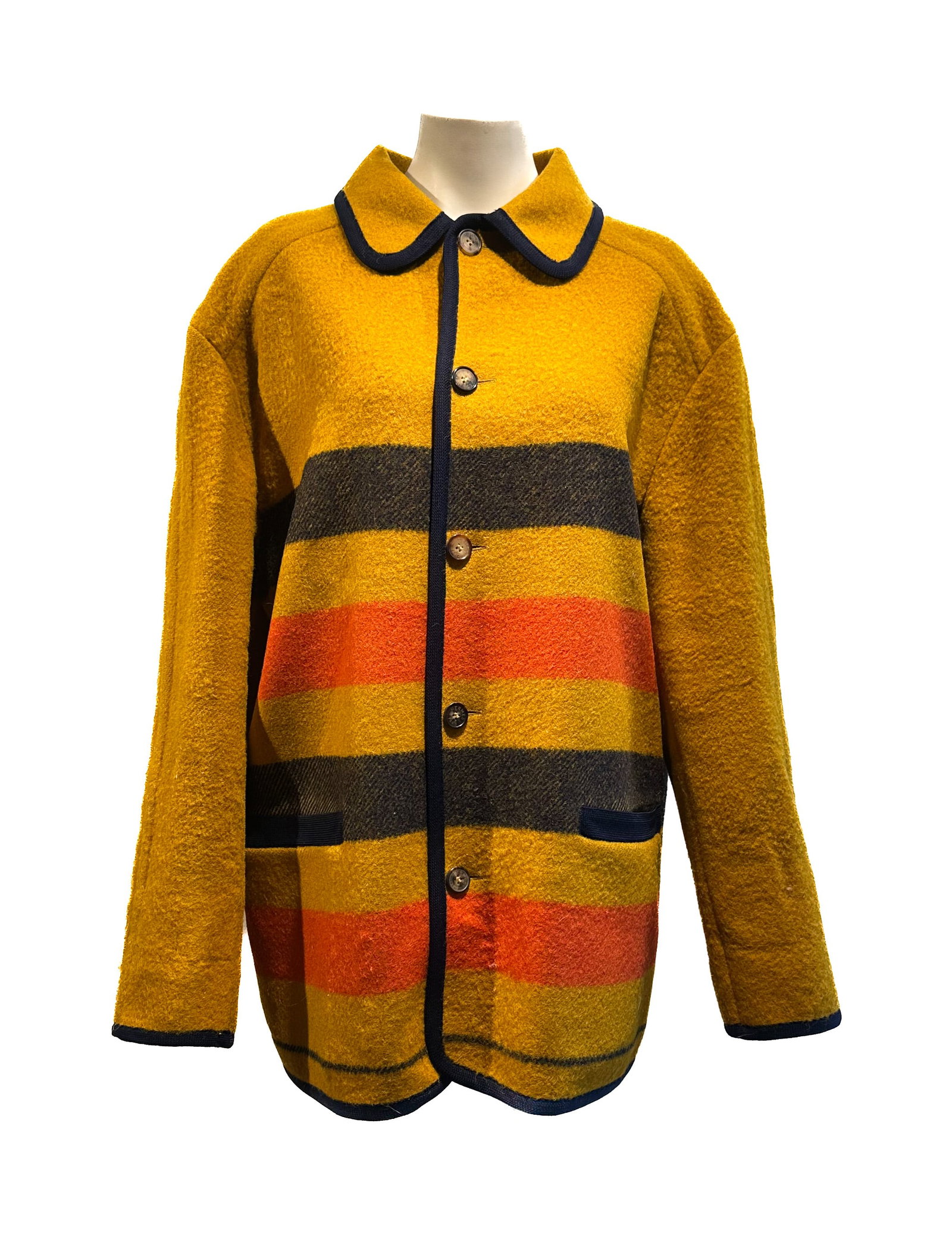 Hermès - Hermès – Gilet en laine vintage: Hermès Hermès – Gilet en laine vintage Description (FR): Confectionné à Paris. Pièce rare et originale, avec motifs à larges bandes verticales rouges et jaunes, bordures contrastées en bleu m
