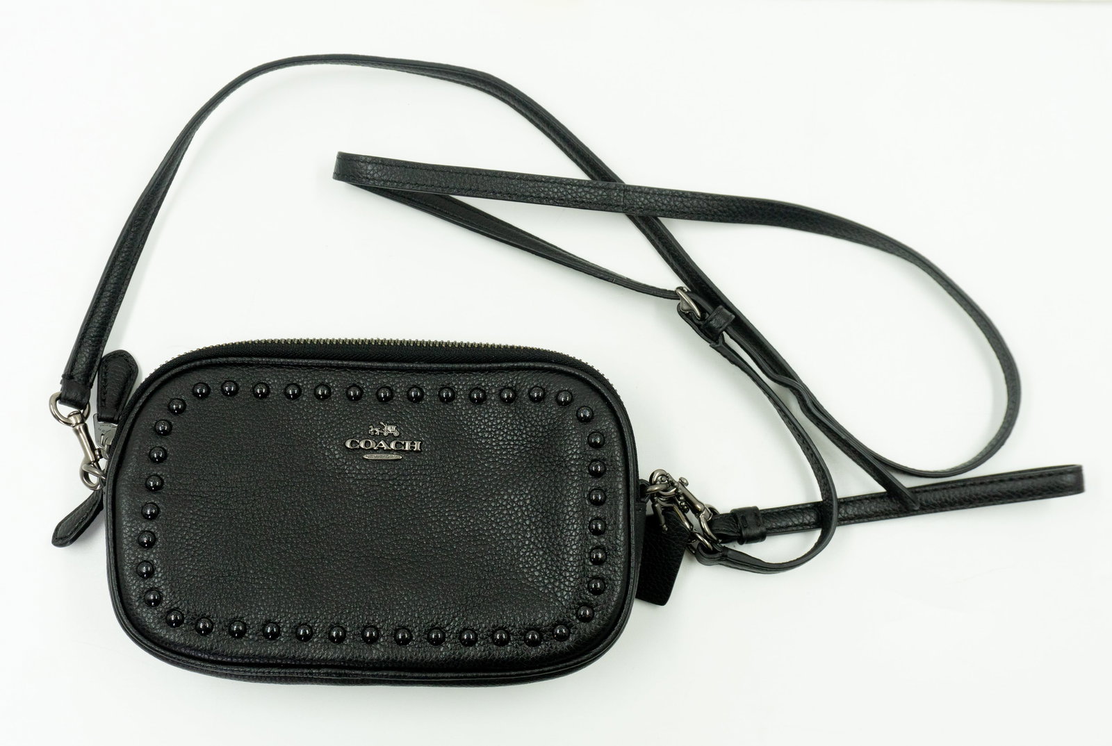 COACH - Coach â€“ Small Signature Canvas Shoulder Bag with Leather Trim: COACH Coach â€“ Small Signature Canvas Shoulder Bag with Leather Trim Description (FR): Petit sac a bandouliere Coach en cuir, rehausse de garnitures et dâ€™une sangle en cuir brun. Quincail