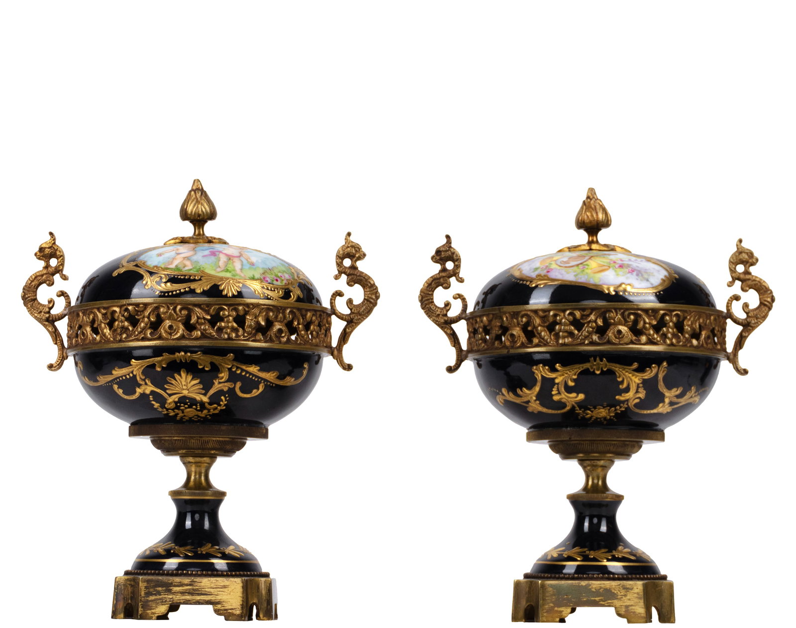 Sevres, a la maniere de - Pair of bonbonnieres - XIXe siecle: Sevres, a la maniere de Pair of bonbonnieres (XIXe siecle) Description (FR): Porcelaine peinte et bronze, sans marque, decors de cherubin, signe AM et Anne-Marie Description (EN): Painted porcelain an