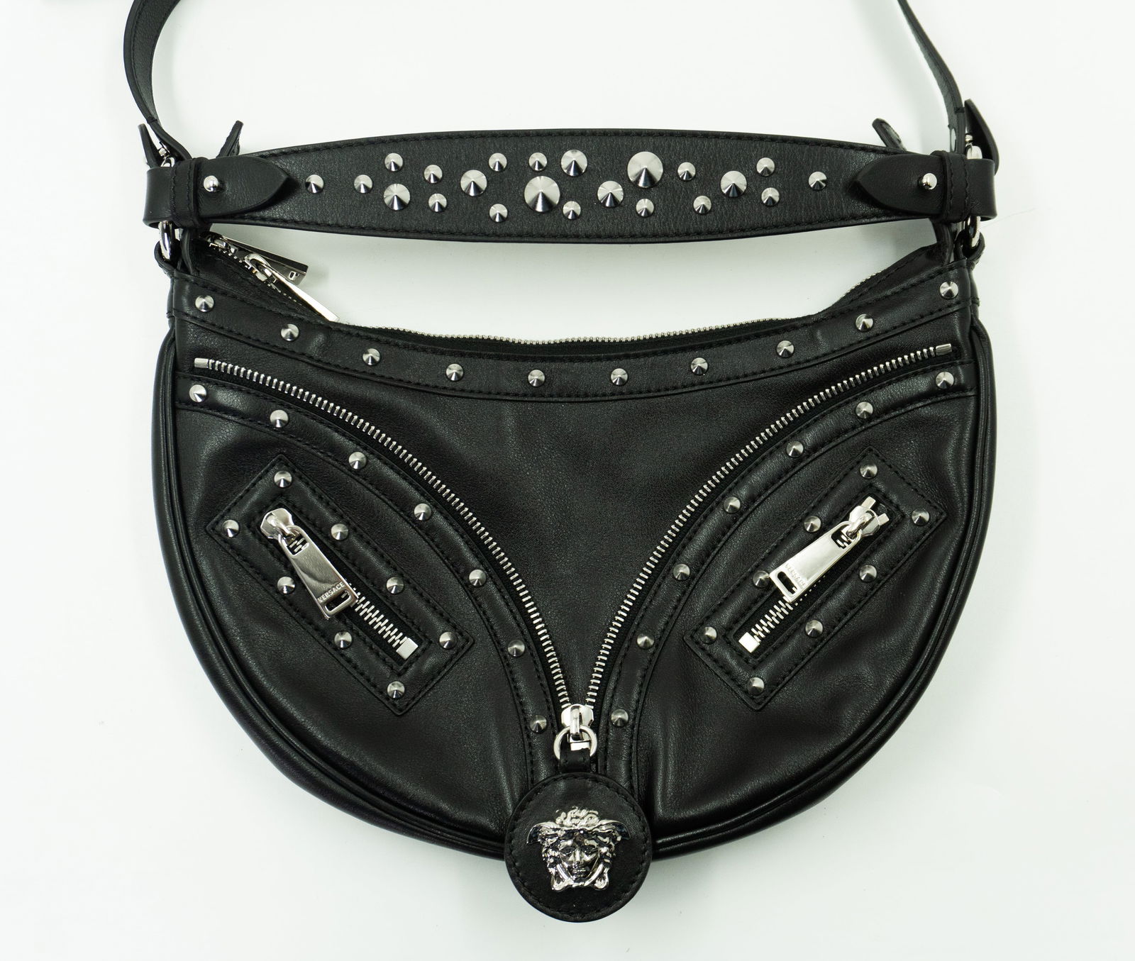 Versace - Jeans Couture â€“ Black Studded Shoulder Bag: Versace Jeans Couture â€“ Black Studded Shoulder Bag Description (FR): Superbe sac Versace Jeans Couture au style vintage, confectionne en cuir noir et orne de clous argentes. Le devant est decor