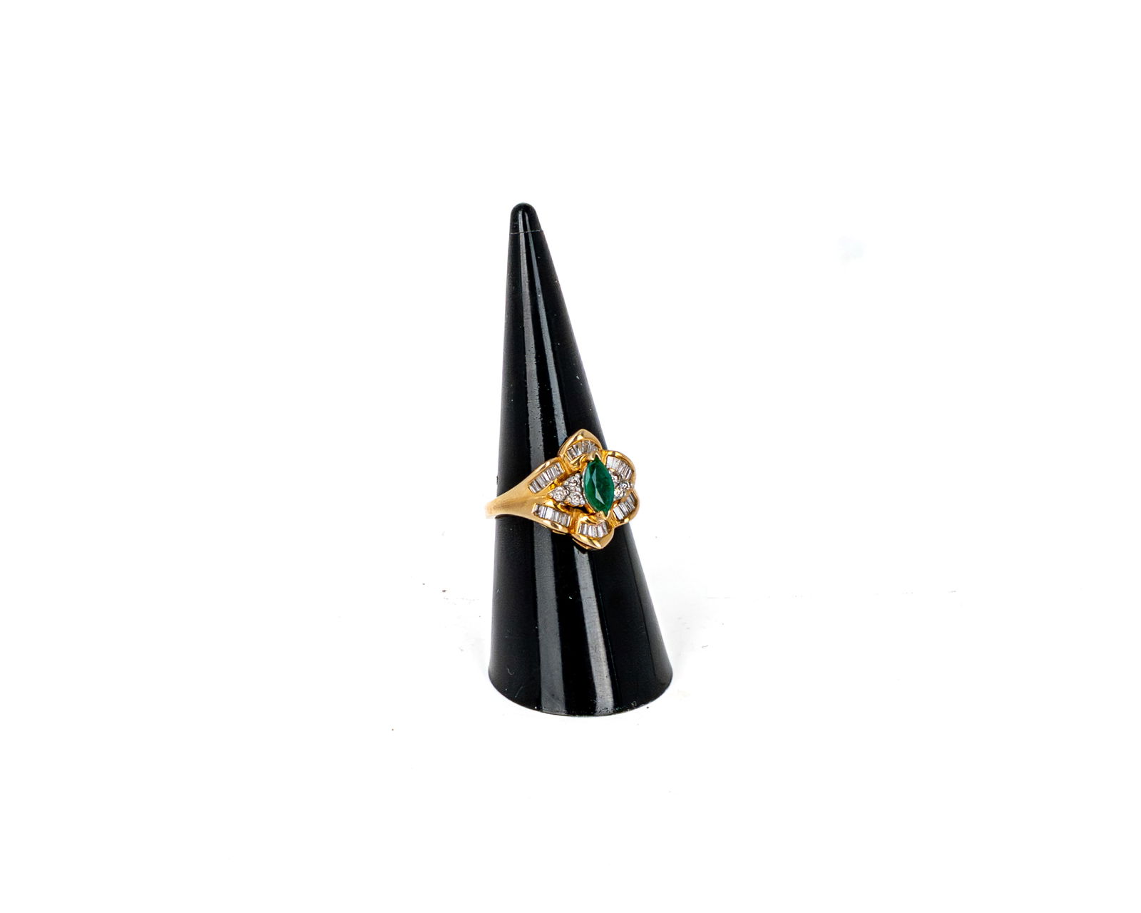 14k yellow gold ring with diamonds and emerald.: 14k yellow gold ring with diamonds and emerald. Description (FR): Sertis de plusieurs diamants de coupe baguette pour un total de 0.50 carats, SI2/I1, H-I. Un emeraude vert naturel de coupe marquise d