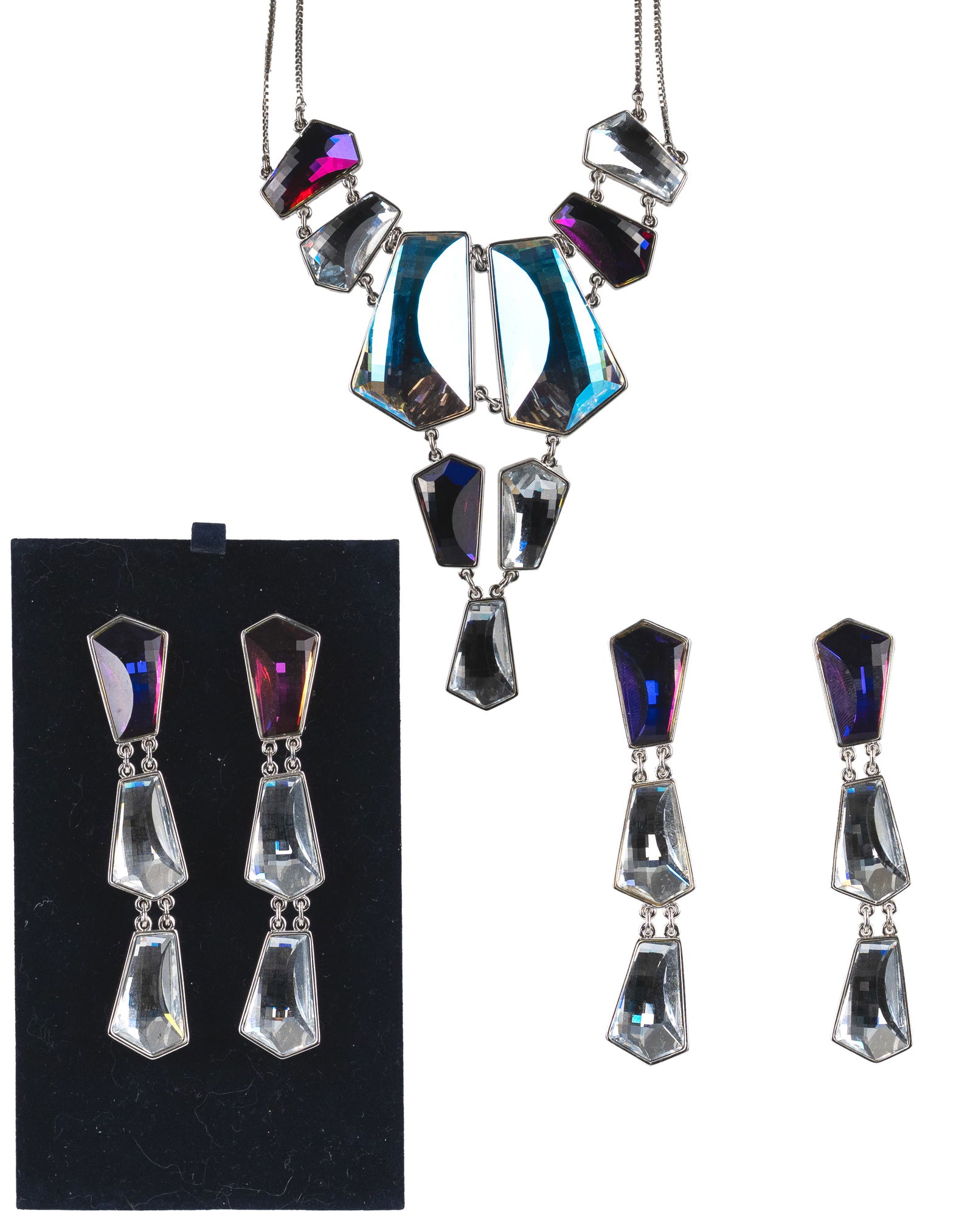 Swarovski - Cosmic modernist set - 1990s: Swarovski Cosmic modernist set (1990s) Description (FR): Deux paires de boucles d'oreilles modernistes argentées et violettes et un collier. Description (EN): Two pairs of modernist silver and