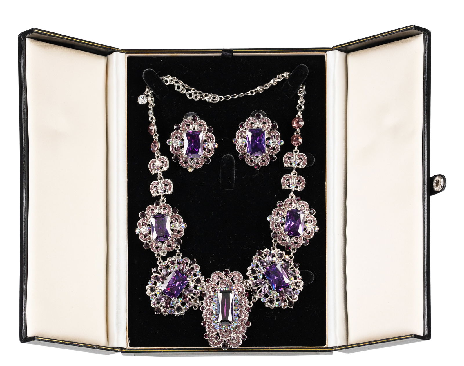Amethyst set: Amethyst set Description (FR): Collier a strass certi de rose et violet et une paire de boucles d'oreilles Description (EN): Rose-and-purple-colored rhinestone necklace and a pair of earrings 