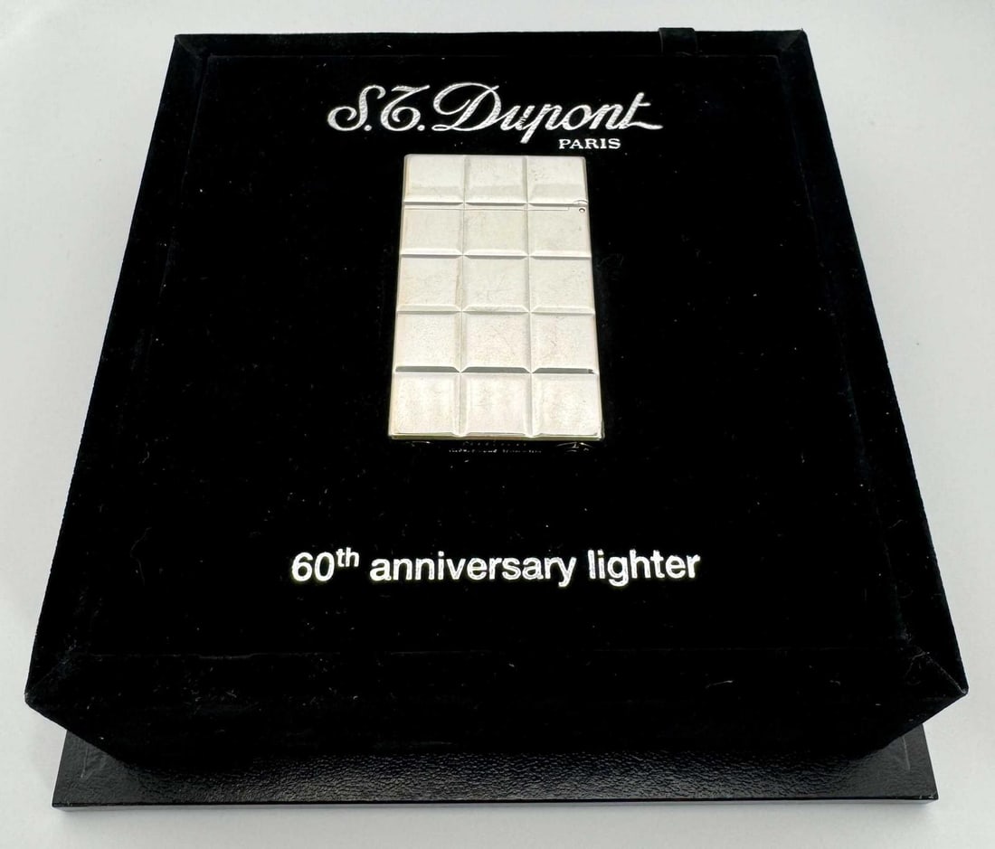 Dupont - Lighter Limited Edition 60 years Line 2: Dupont Lighter Limited Edition 60 years Line 2 Description (FR): Avec boite et papiers. S/N 0818/3000 016670. Description (EN): With box and papers. S/N 0818/3000 016670. Dimension (PO): 6 x 3,5