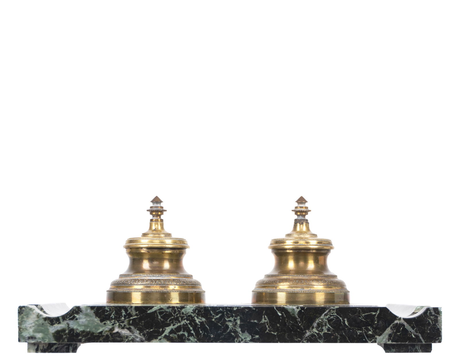 Antique French Marble and Bronze Inkwell, circa 1870: Antique French Marble and Bronze Inkwell, circa 1870 Description (FR): Cet élégant encrier français d'époque Napoléon III se distingue par sa base massive en marbre vert veiné de blanc, offrant