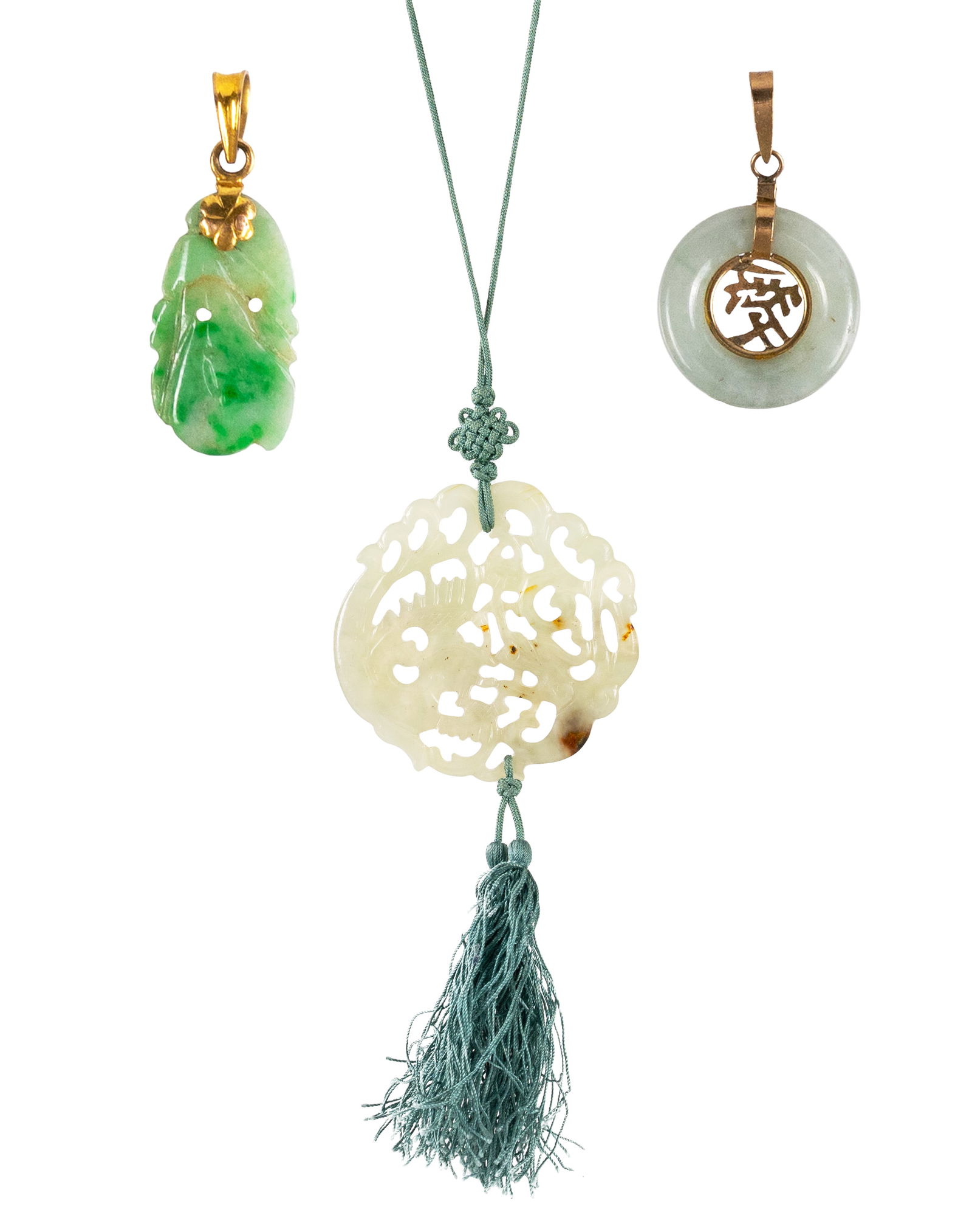 Jade lot: Jade lot Description (FR): Amulette à motifs de dragon, 2 pendentif à monture en or 14K (non marqués, testés à l'acide) Description (EN): Dragon patterned Amulet, 2 x14K gold mounted