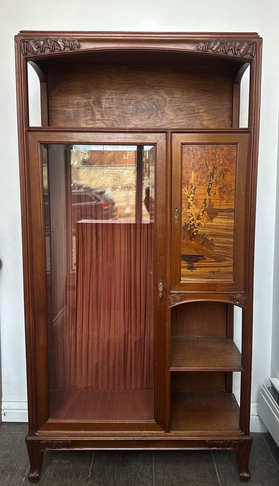 Majorelle, Louis - Art Nouveau cabinet - Début xxe siècle: Majorelle, Louis (1859-1926) Art Nouveau cabinet (Début xxe siècle) Description (FR): Fait de noyer, paysage marquetté signé L. Majorelle Description (EN): Made of walnut, marquetry landscape sign