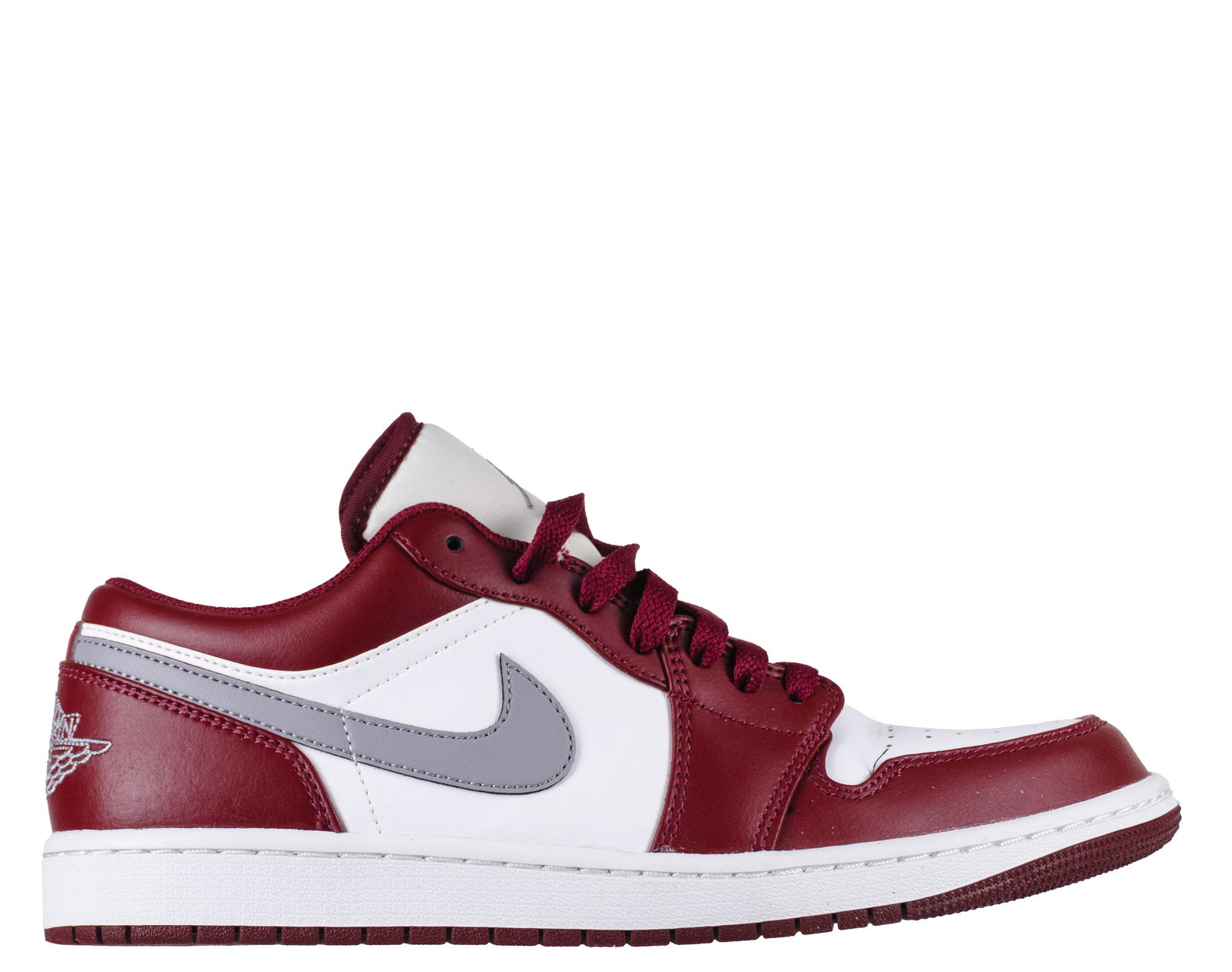 Nike - Jordan 1 Low "Bordeaux" sneakers: Nike Jordan 1 Low "Bordeaux" sneakers Description (FR): Baskets Jordan 1 Low dans le coloris "Bordeaux". Design classique avec empeigne en cuir blanc et superpositions bordeaux, accentuées par un
