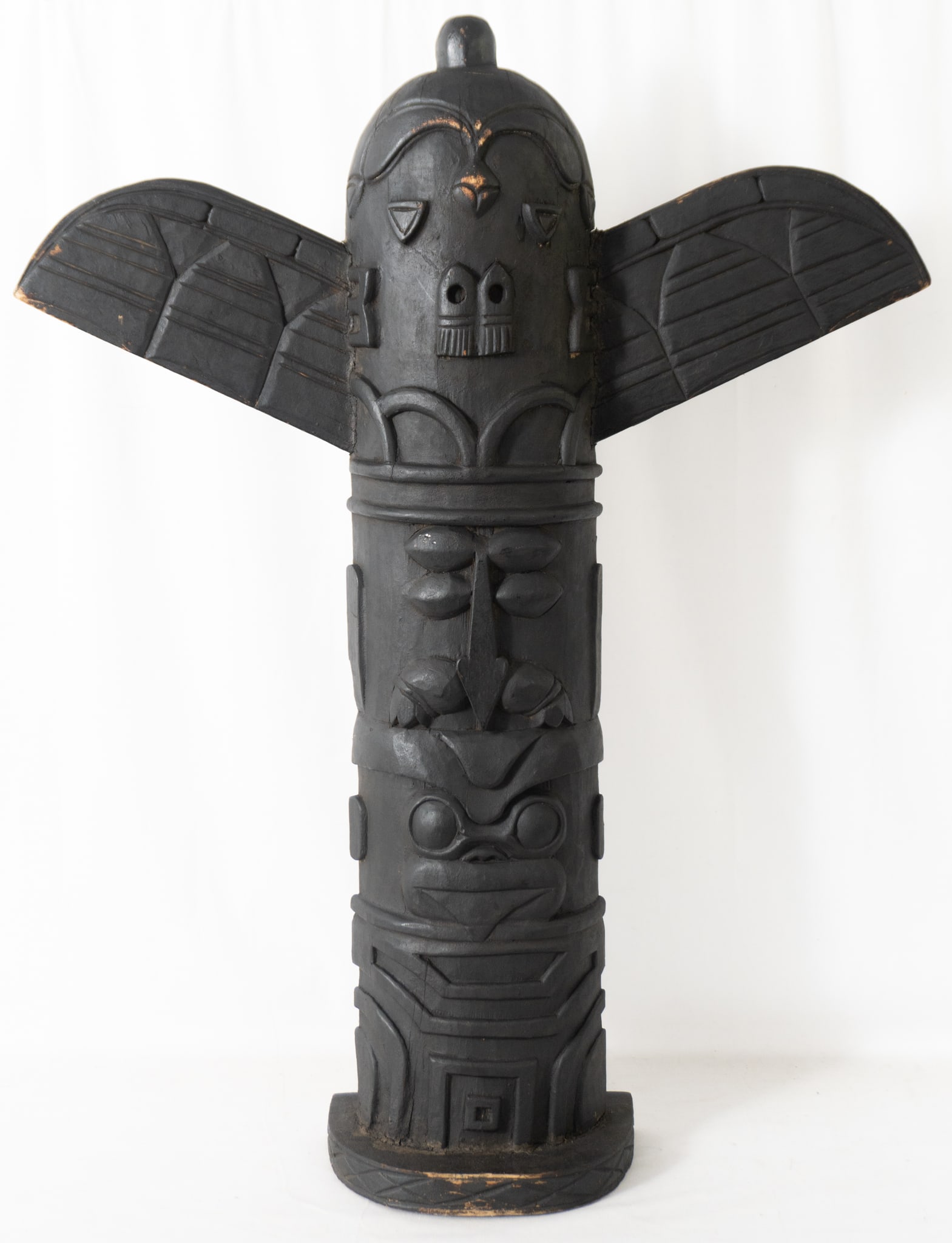 Totem - Début XXe siècle: Totem (Début XXe siècle) Description (FR): Fait de bois sculpté peint en noir, sans marque ni signature, Description (EN): Made of carved wood painted black, without mark or signature, 