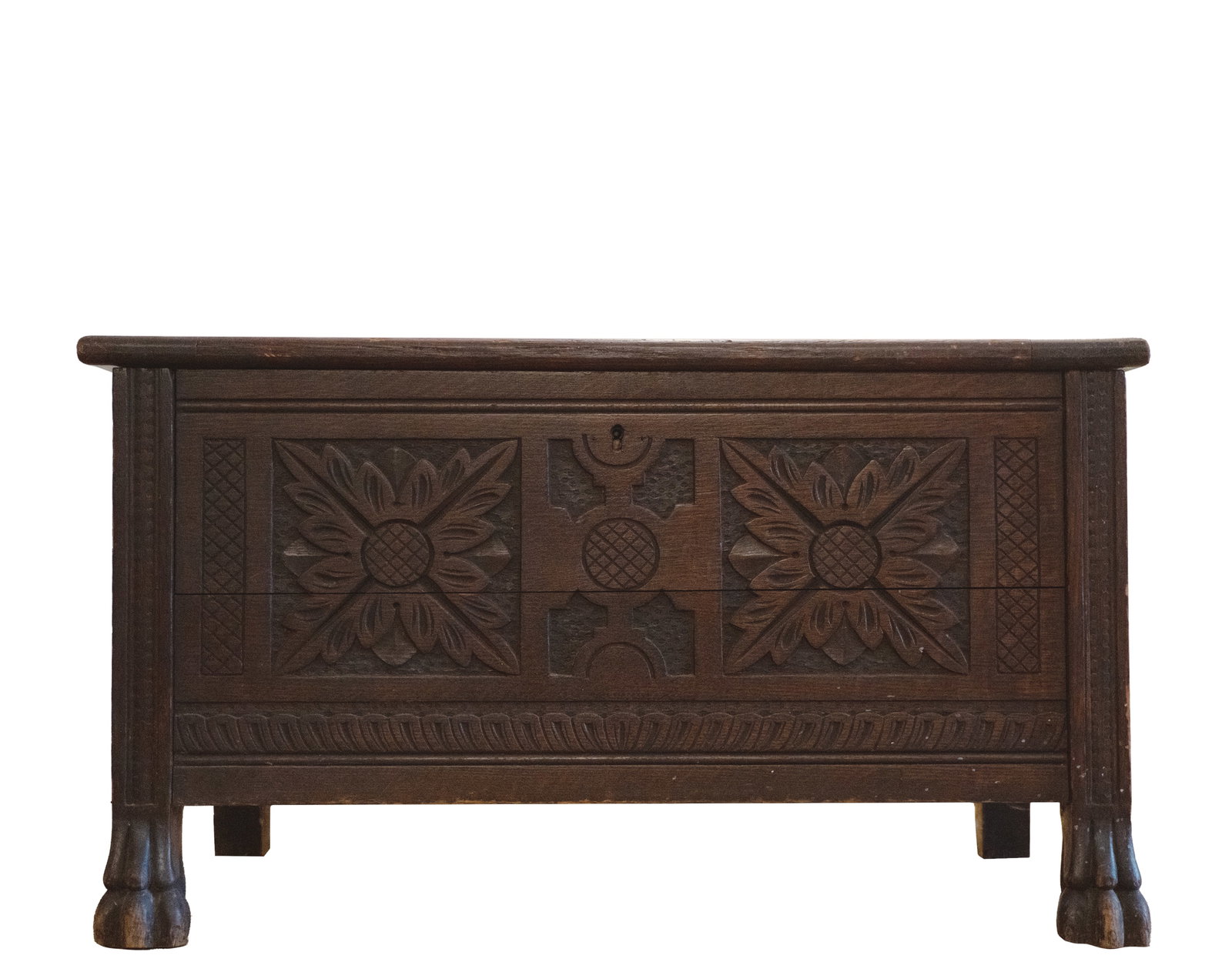 Oak coffer - XVIII-XIXe siècle: Oak coffer (XVIII-XIXe siècle) Description (FR): Coffre en chene sculpte Description (EN): Oak chest with relief carving Dimension (PO): Hauteur : 45,7 cm / Largeur : 78,7 cm / Profondeur :