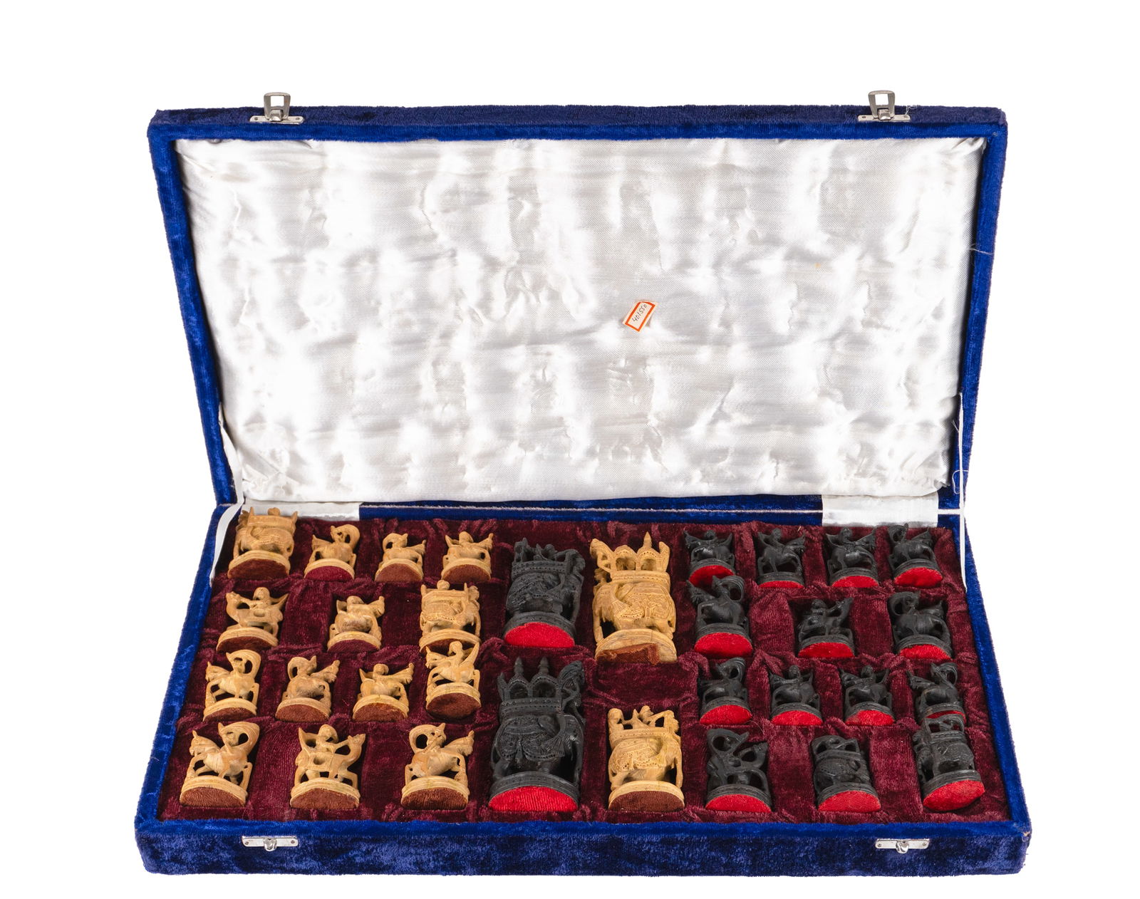 Carved wood chess set: Carved wood chess set Description (FR): Coffret recouvert de velour Description (EN): Velvet covered box Dimension (PO): Hauteur des reines 11.5 cm Rapport de condition: Sur demande
